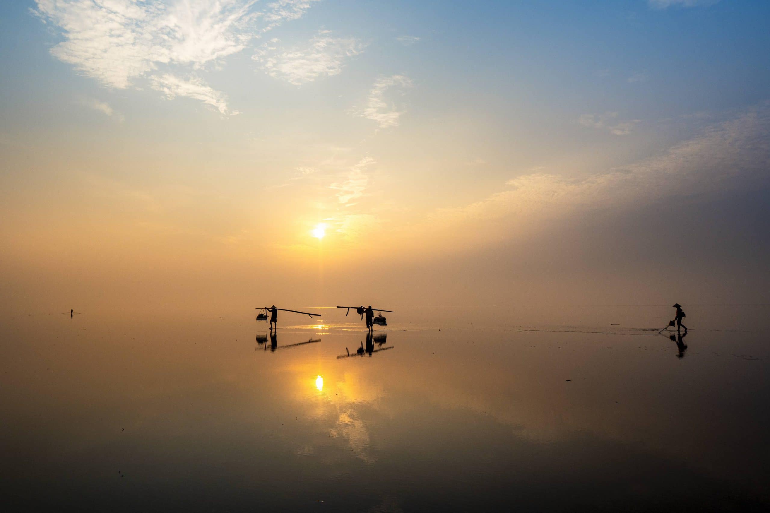 76- Những người kéo te trước bình minh ở biển Quang Lạn -Vũ Bảo Ngọc