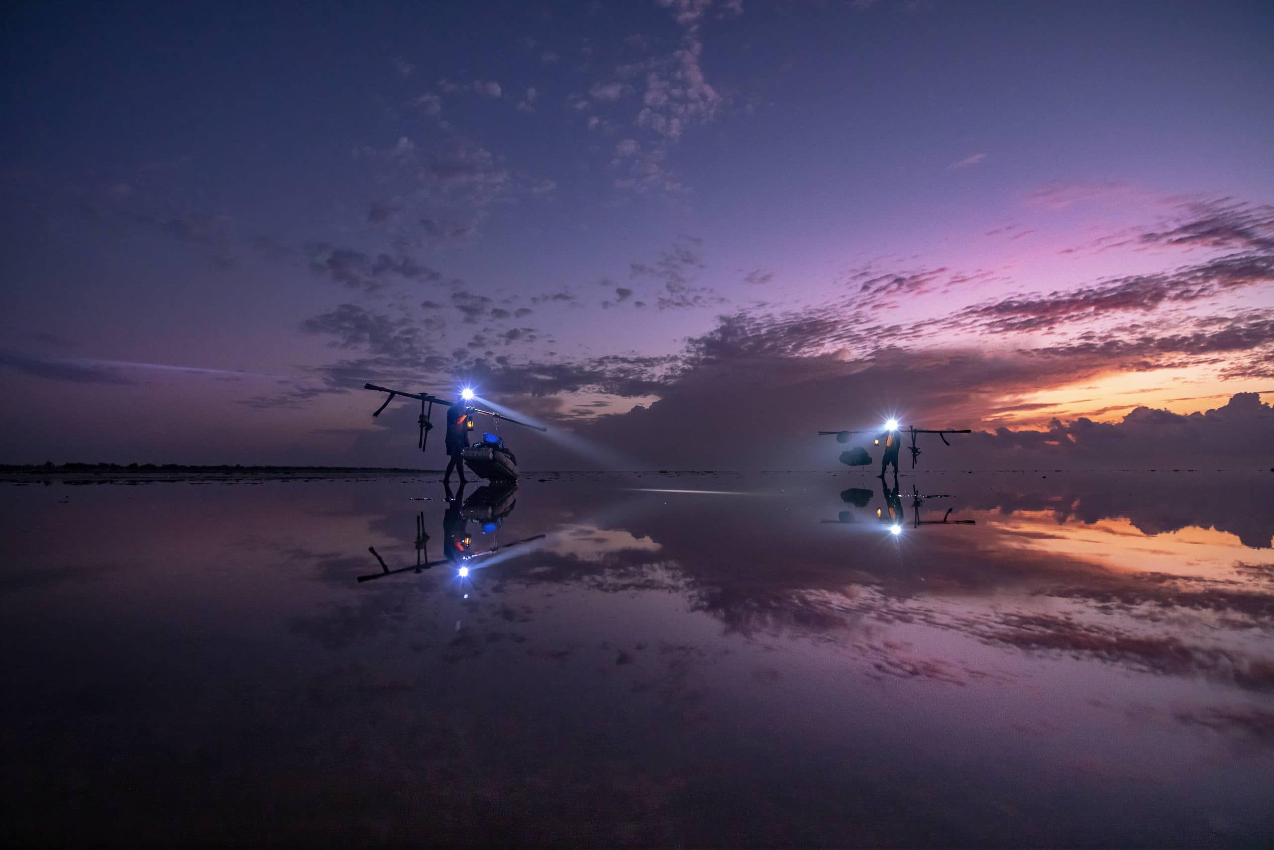 76- Những người kéo te trước bình minh ở biển Quang Lạn -Vũ Bảo Ngọc