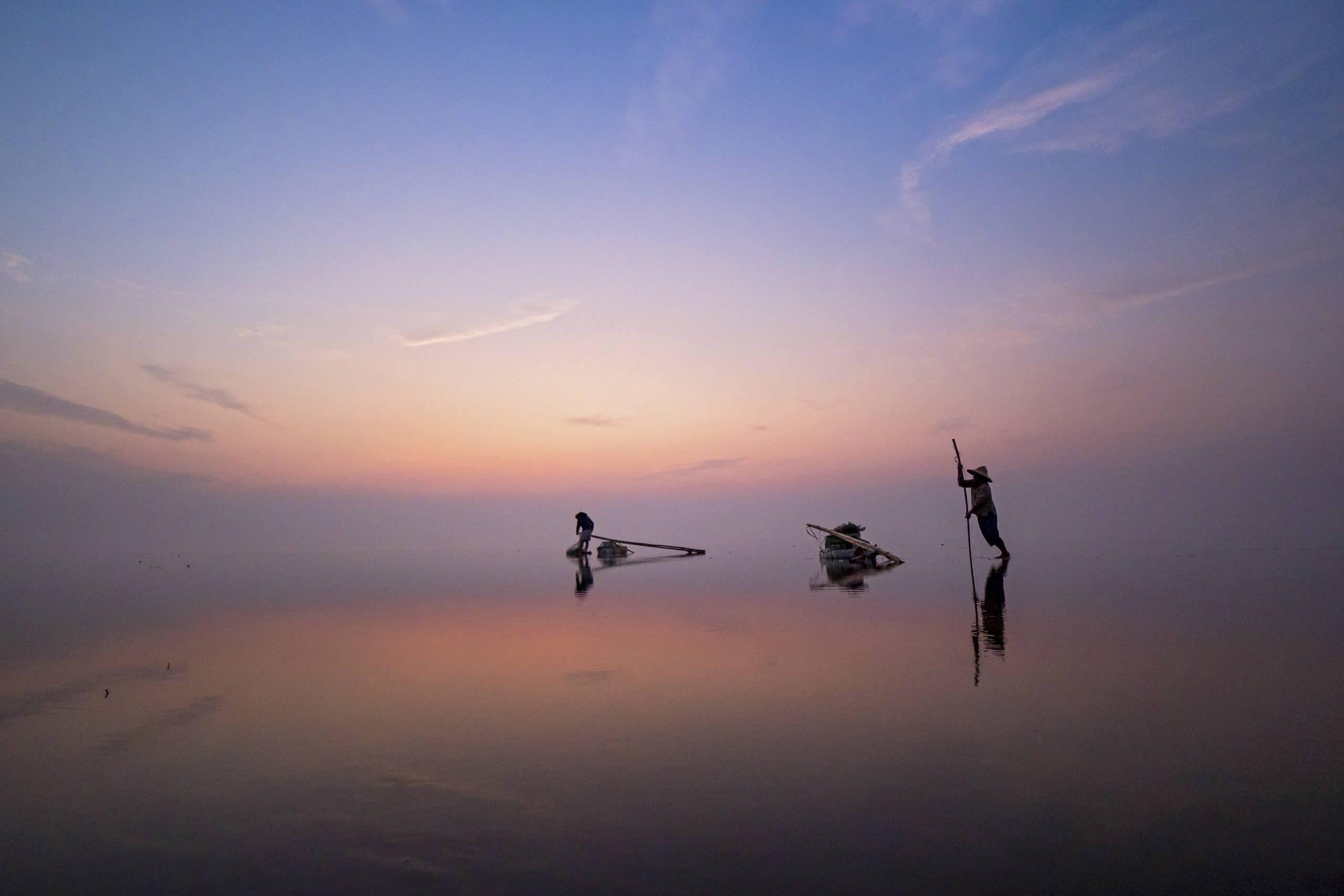 76- Những người kéo te trước bình minh ở biển Quang Lạn -Vũ Bảo Ngọc