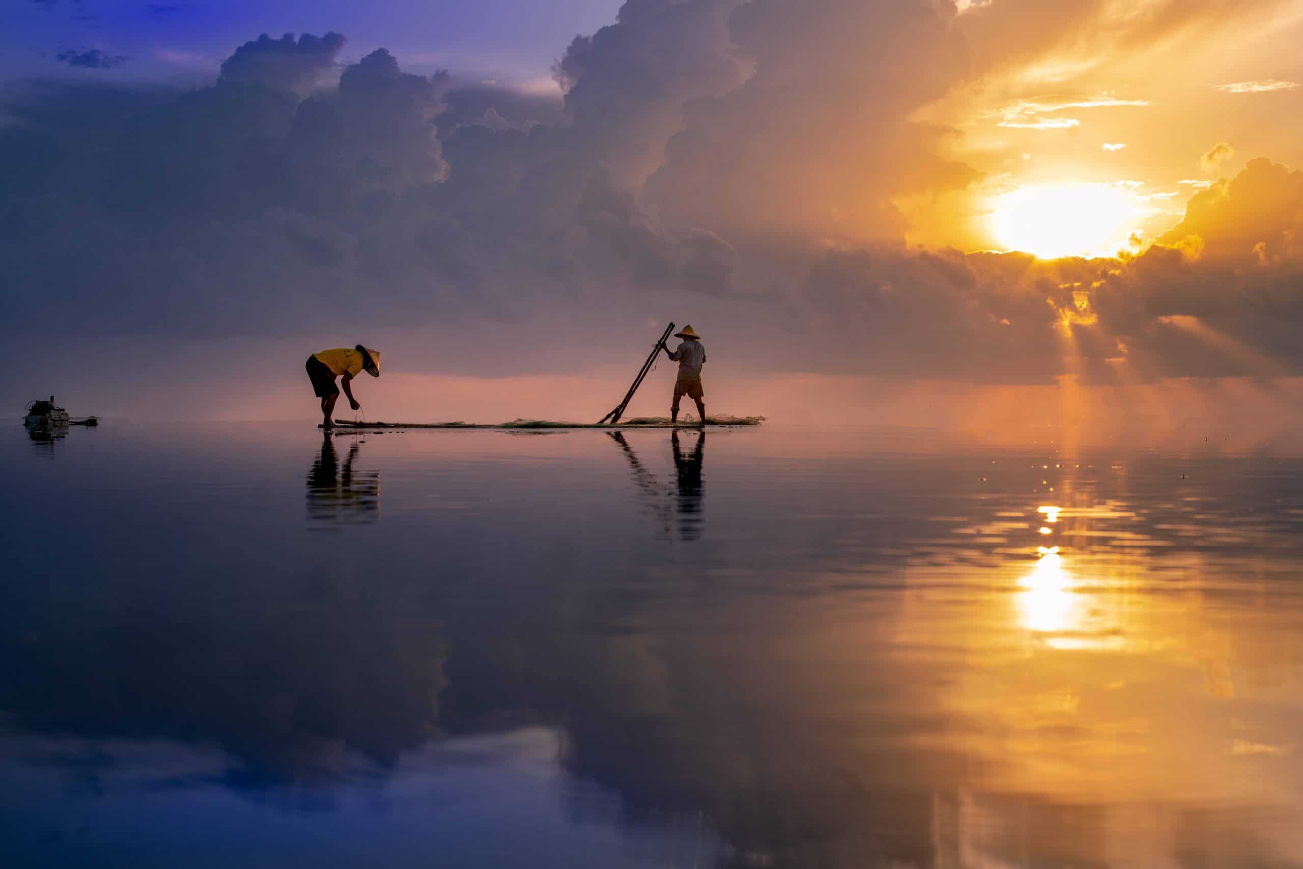 76- Những người kéo te trước bình minh ở biển Quang Lạn -Vũ Bảo Ngọc