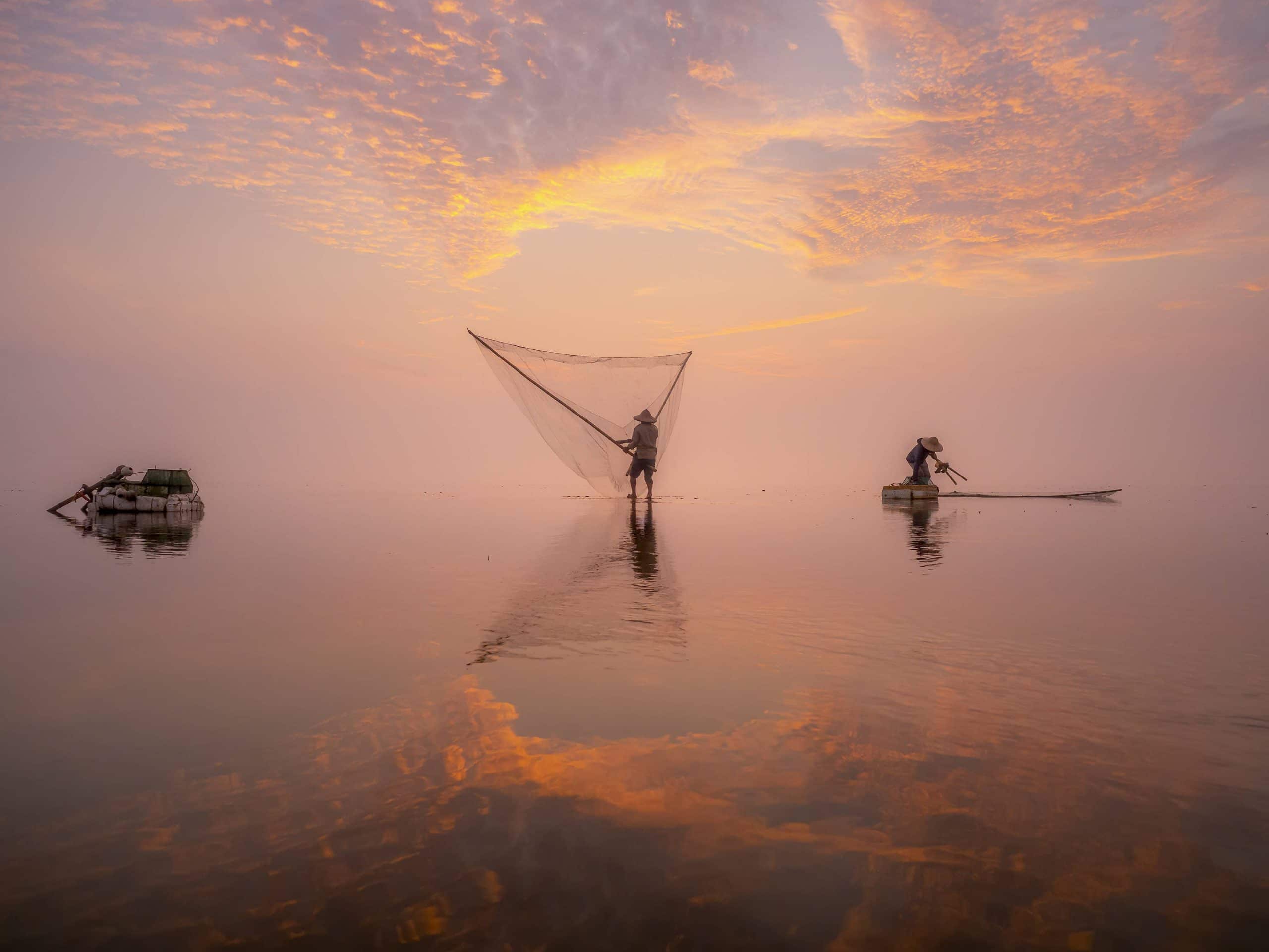 76- Những người kéo te trước bình minh ở biển Quang Lạn -Vũ Bảo Ngọc