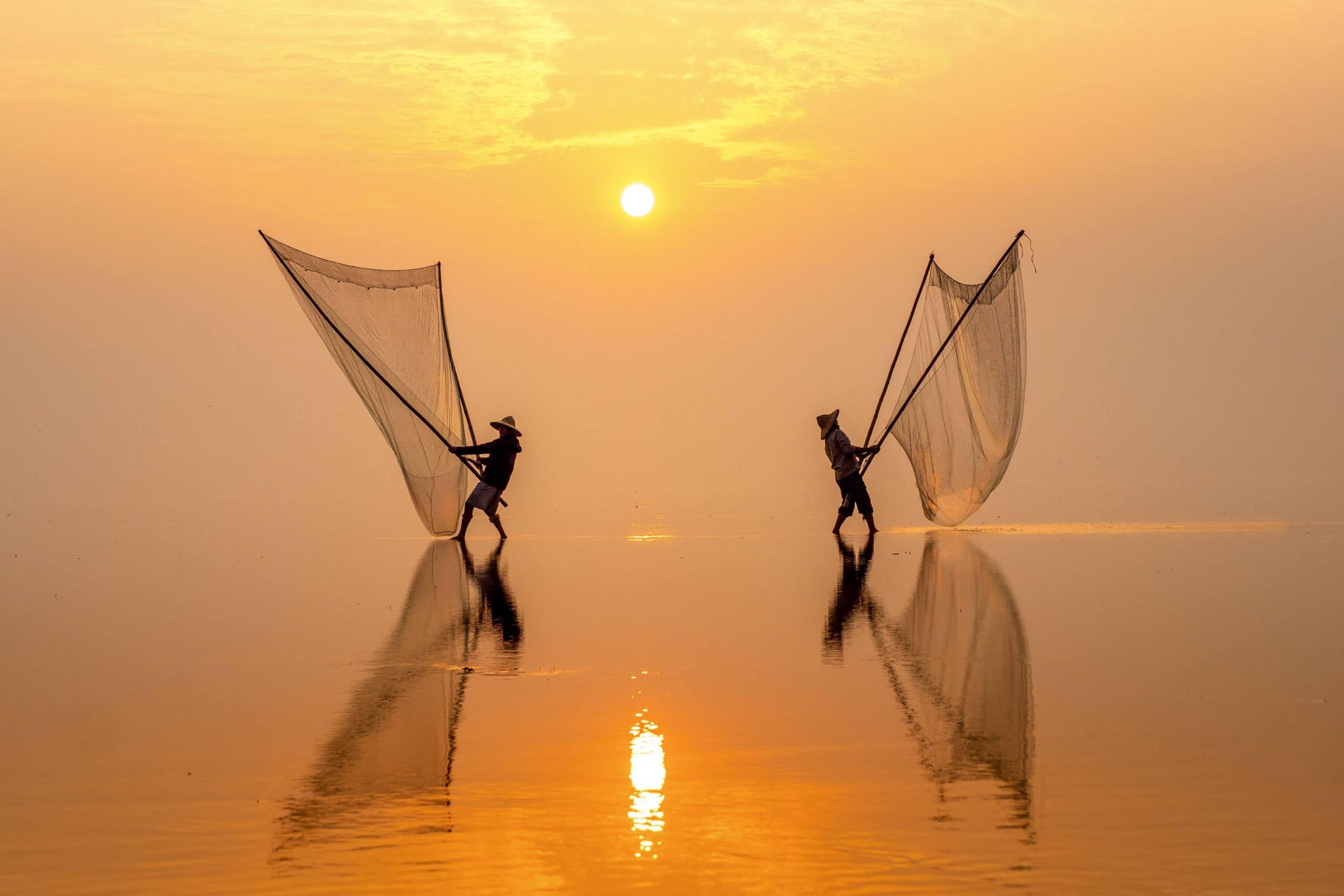 76- Những người kéo te trước bình minh ở biển Quang Lạn -Vũ Bảo Ngọc