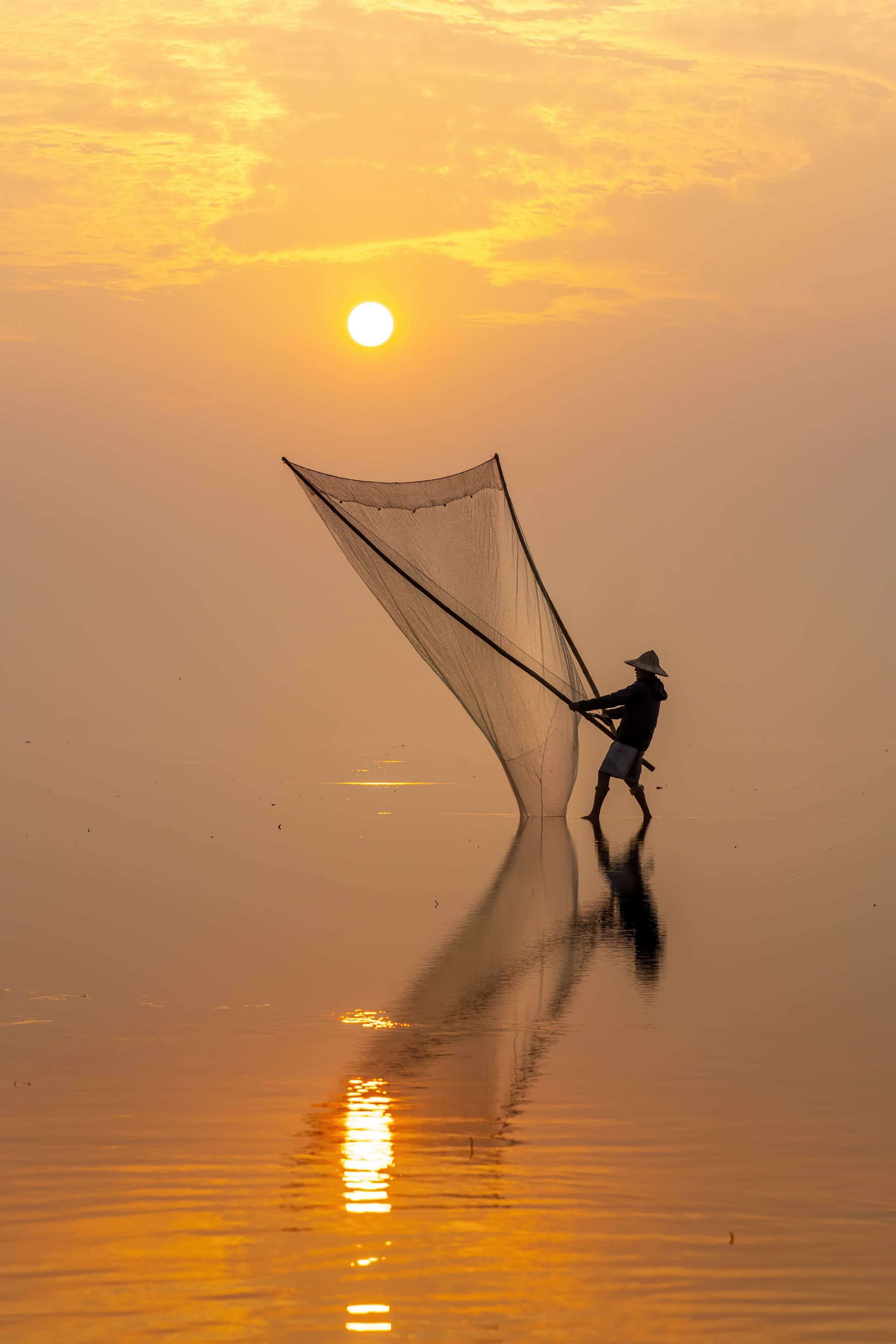 76- Những người kéo te trước bình minh ở biển Quang Lạn -Vũ Bảo Ngọc