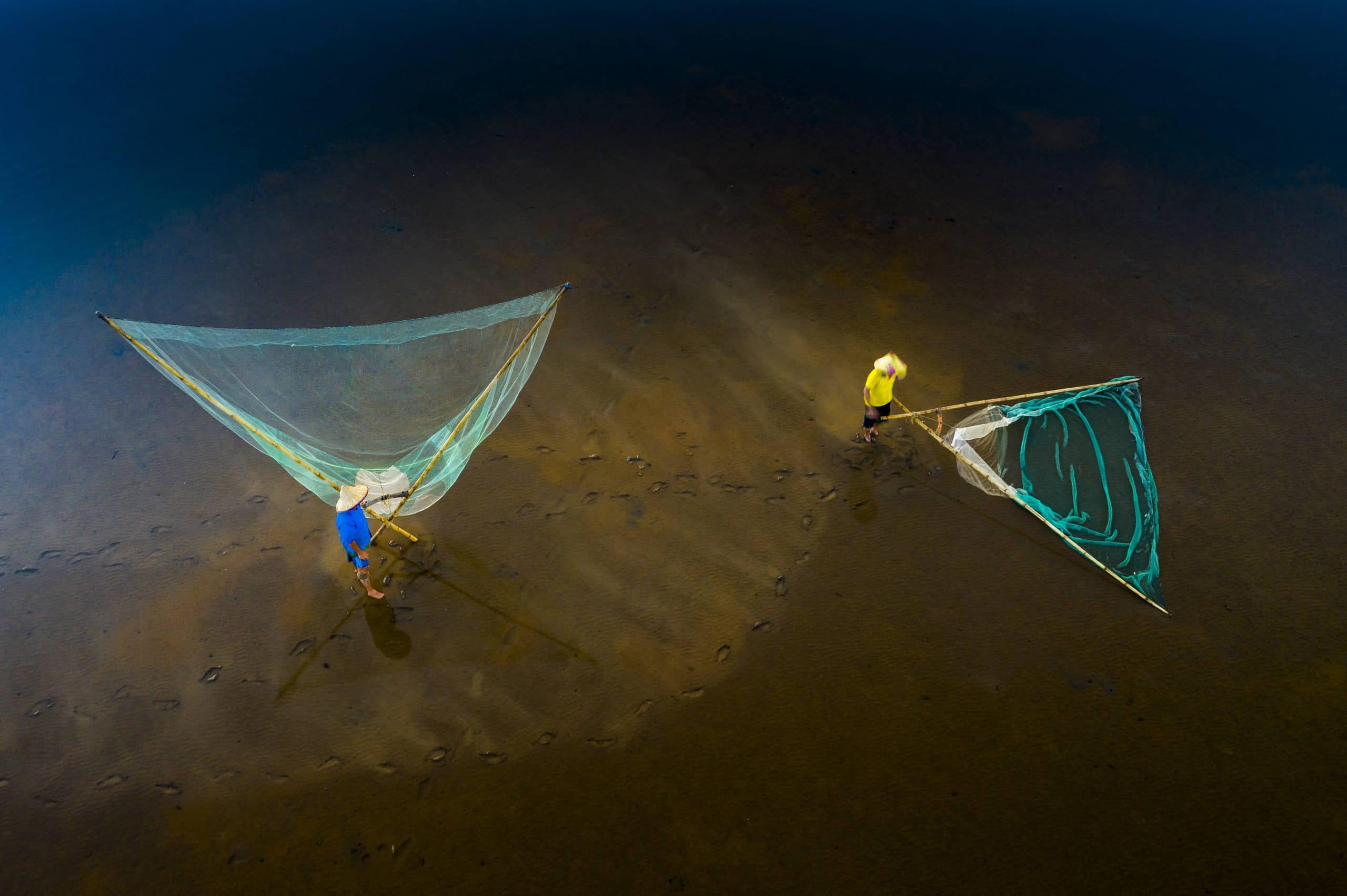 76- Những người kéo te trước bình minh ở biển Quang Lạn -Vũ Bảo Ngọc