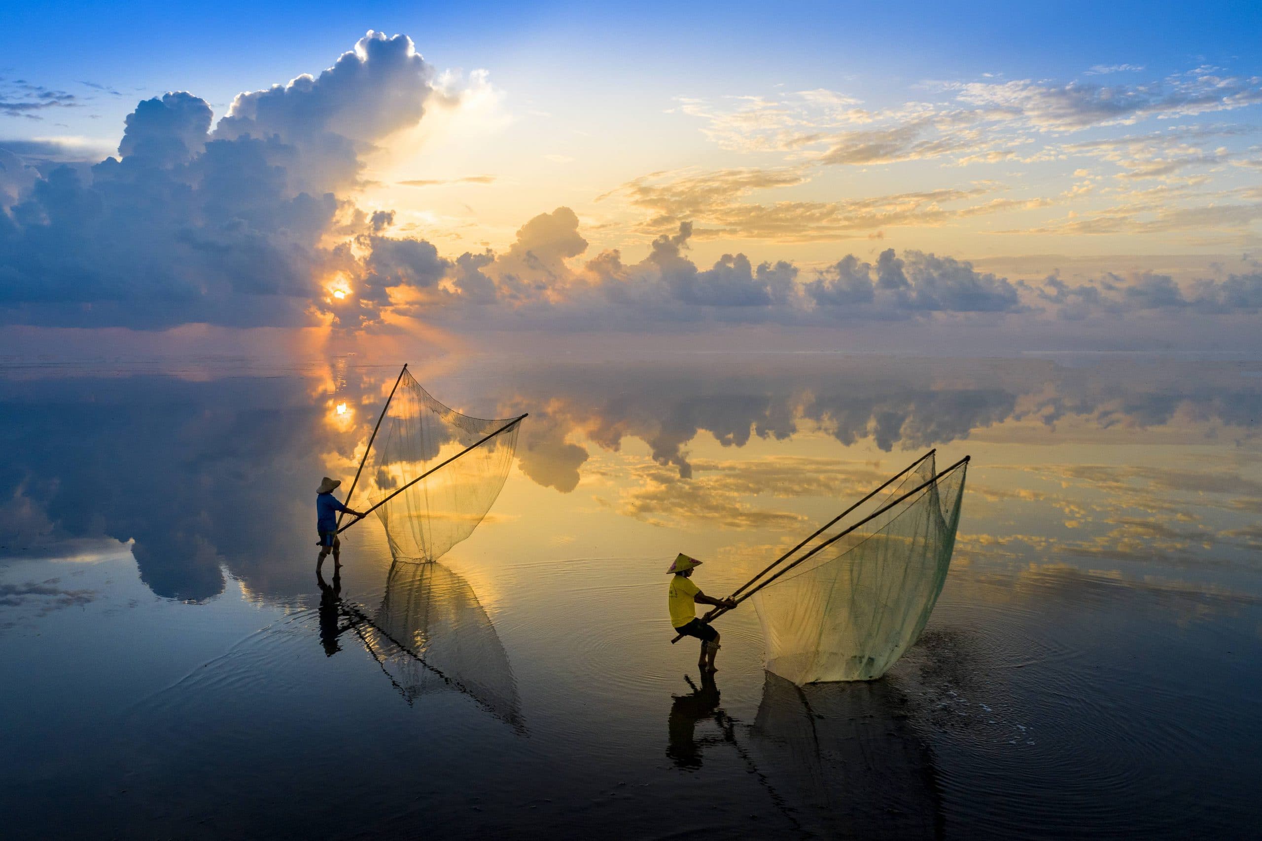 76- Những người kéo te trước bình minh ở biển Quang Lạn -Vũ Bảo Ngọc