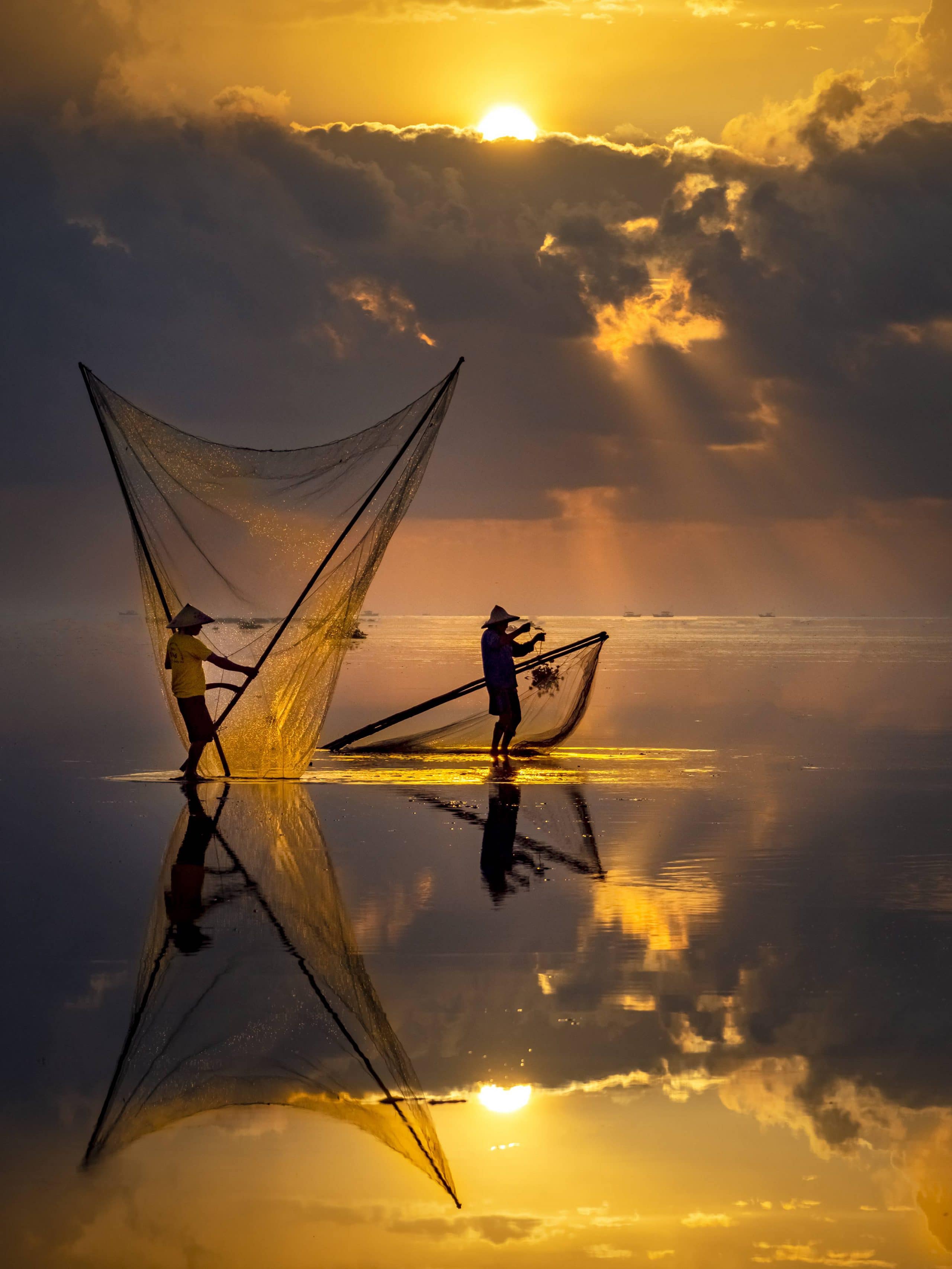 76- Những người kéo te trước bình minh ở biển Quang Lạn -Vũ Bảo Ngọc