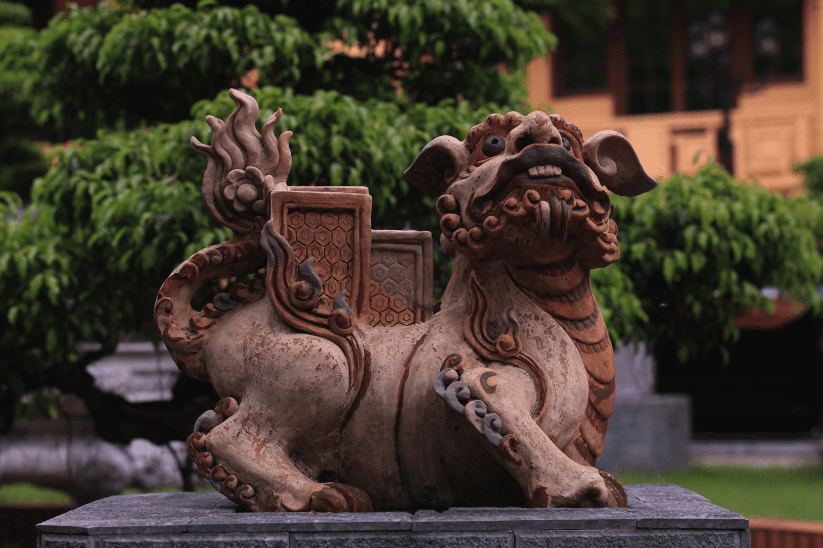 chau-canh-hinh-su-tu-dat-nung-thoi-nguyen-the-ky-19-20-linh-vat-viet-nam