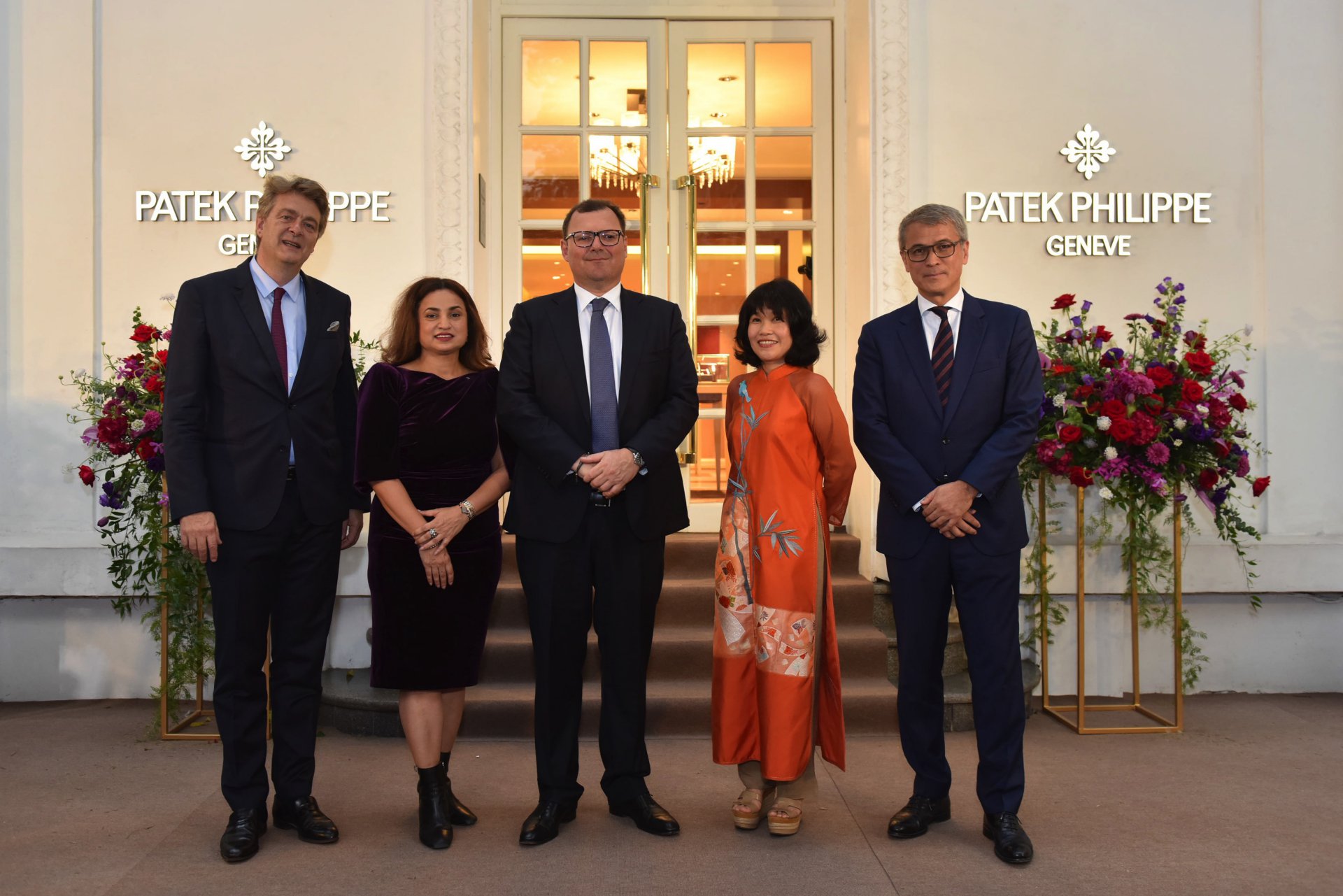 Ông Thierry Stern (chính giữa) cùng đối tác phân phối Tam Sơn trong sự kiện Patek Philippe chính thức ra mắt tại Hà Nội