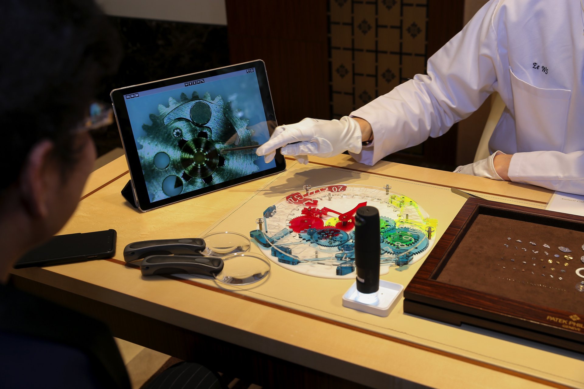 Nghệ nhân đồng hồ của Patek Philippe giới thiệu với khách về bộ chuyển động