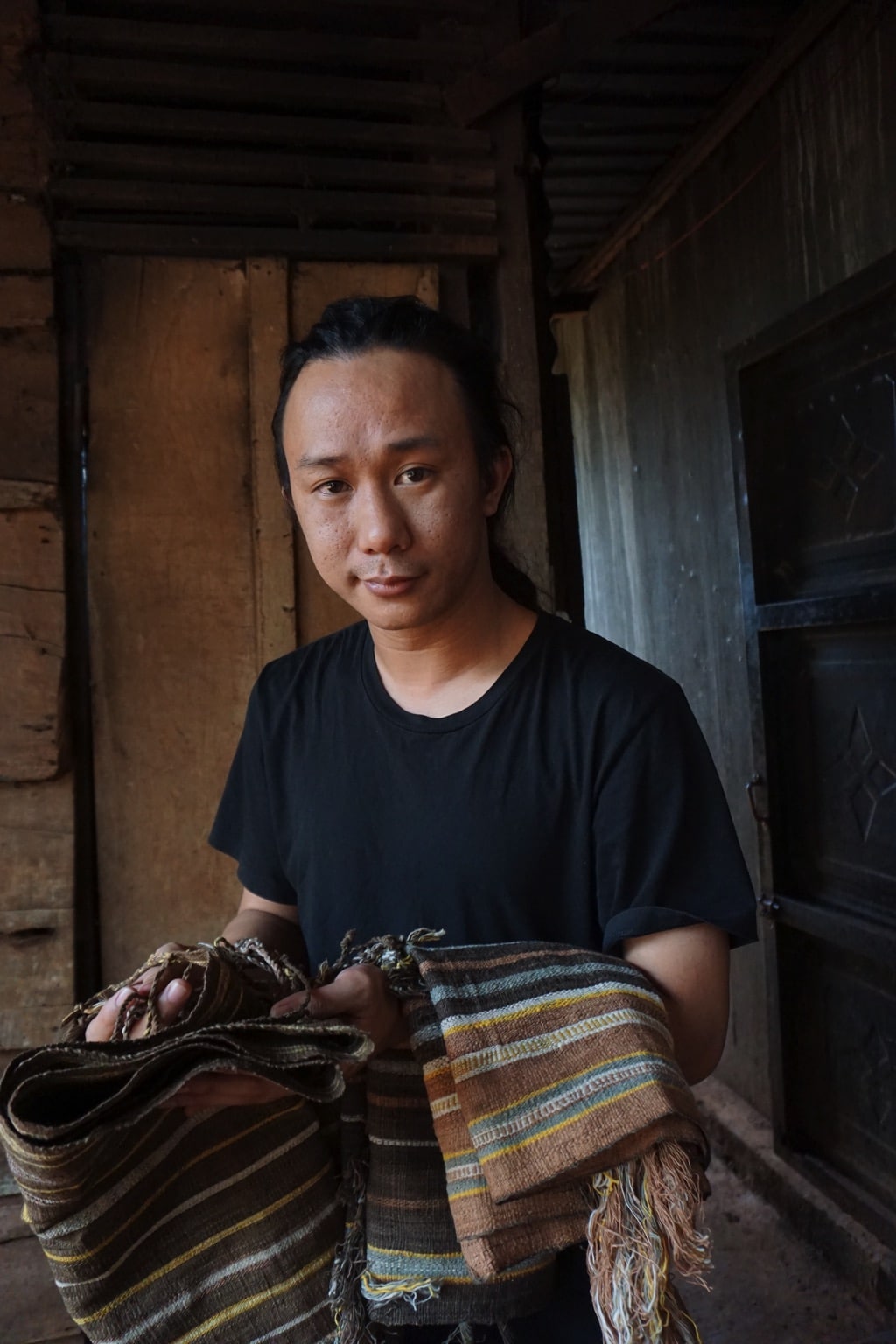 luu-ngoc-vu-sang-lap-ede-yarns-voi-hai-tam-vai-tho-cam-khoi-phuc-uoc-trong-tay