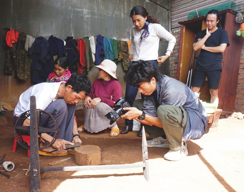 nhom-ede-yarns-quan-sat-hoc-hoi-va-luu-tru-cach-phuc-che-cong-cu-keo-soi-o-nha-nghe-nhan-3