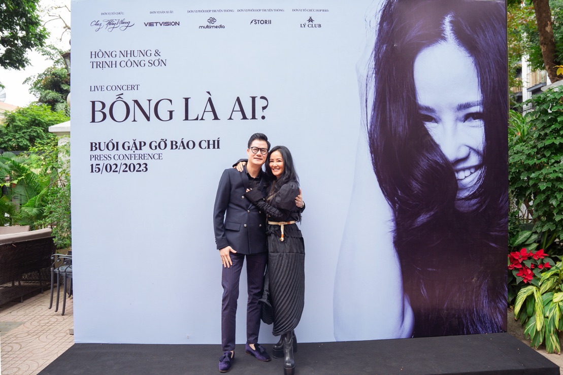 6. Ca sĩ Quang Dũng - một trong những nam ca sĩ thể hiện nhạc Trịnh thành công, tới chúc mừng Diva Hồng Nhung tại sự kiện!