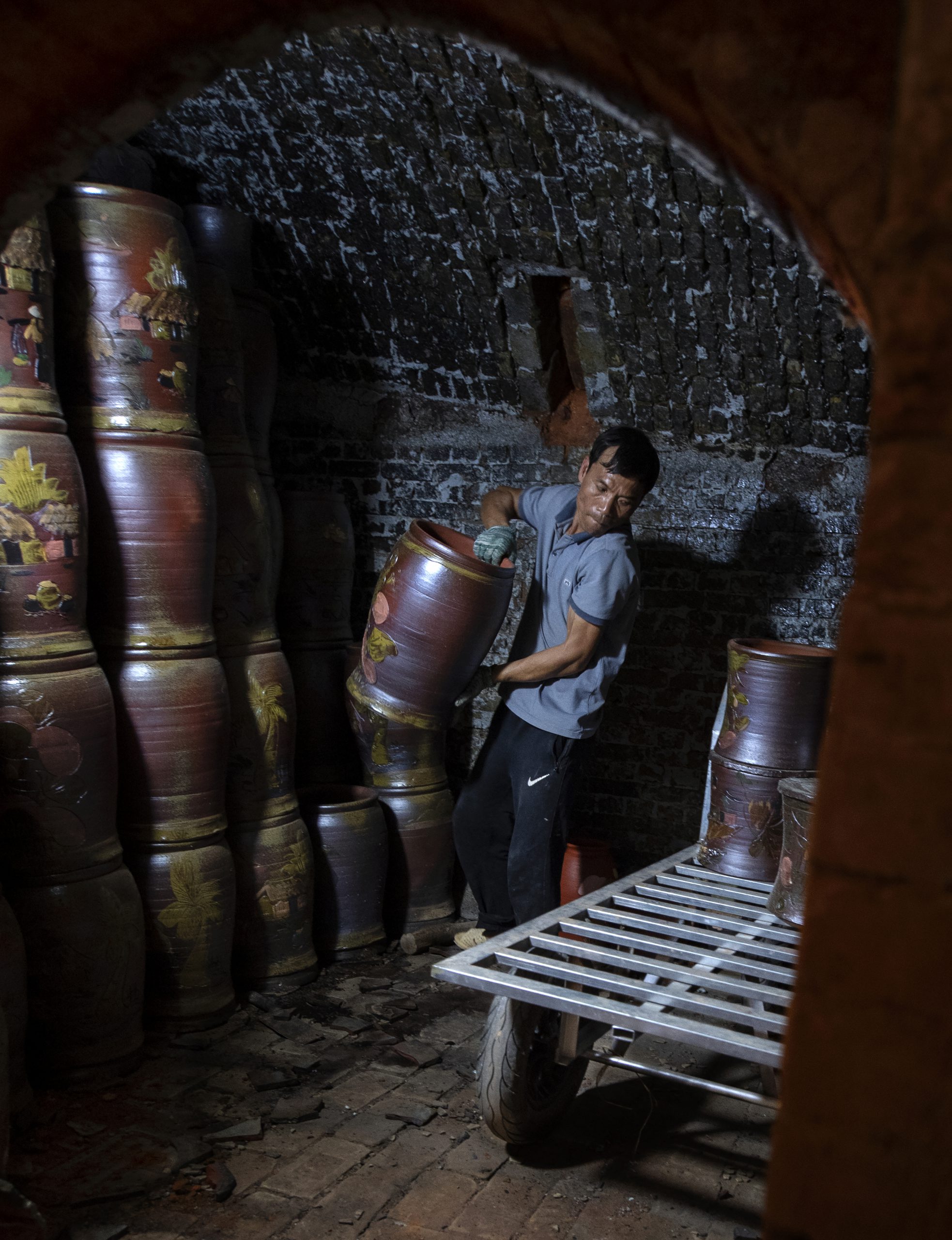 7. Gốm ra lò – Bùi Quốc Sỹ