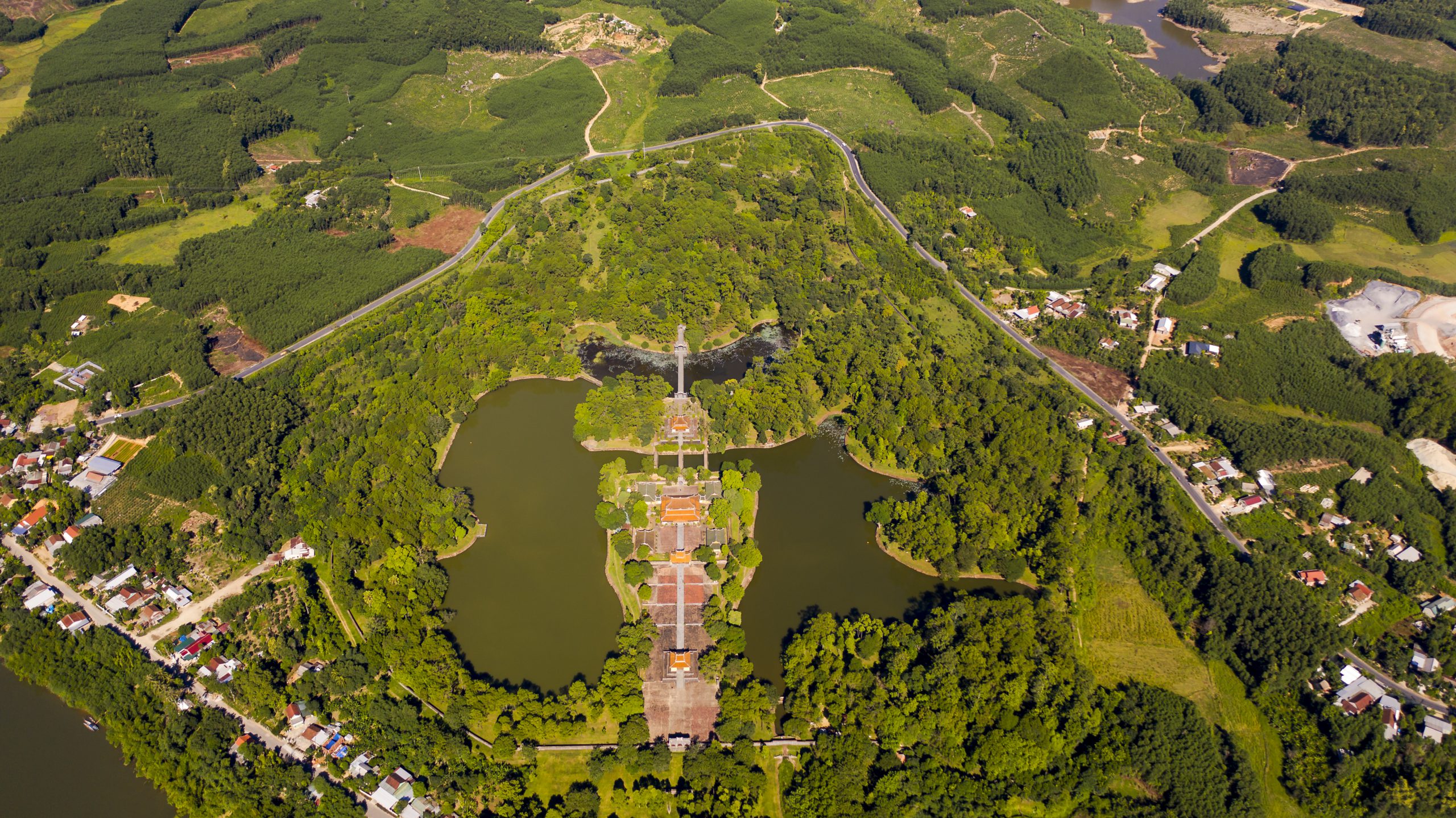 66.Quần thể các lăng vua nhà Nguyễn – Nguyễn Trung Thành