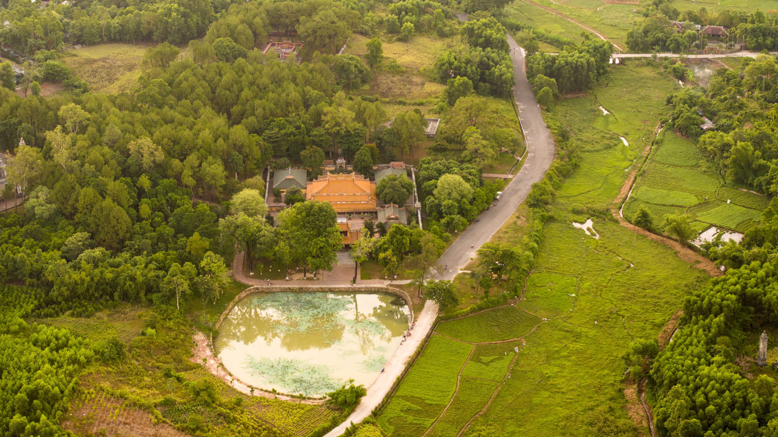 66.Quần thể các lăng vua nhà Nguyễn – Nguyễn Trung Thành