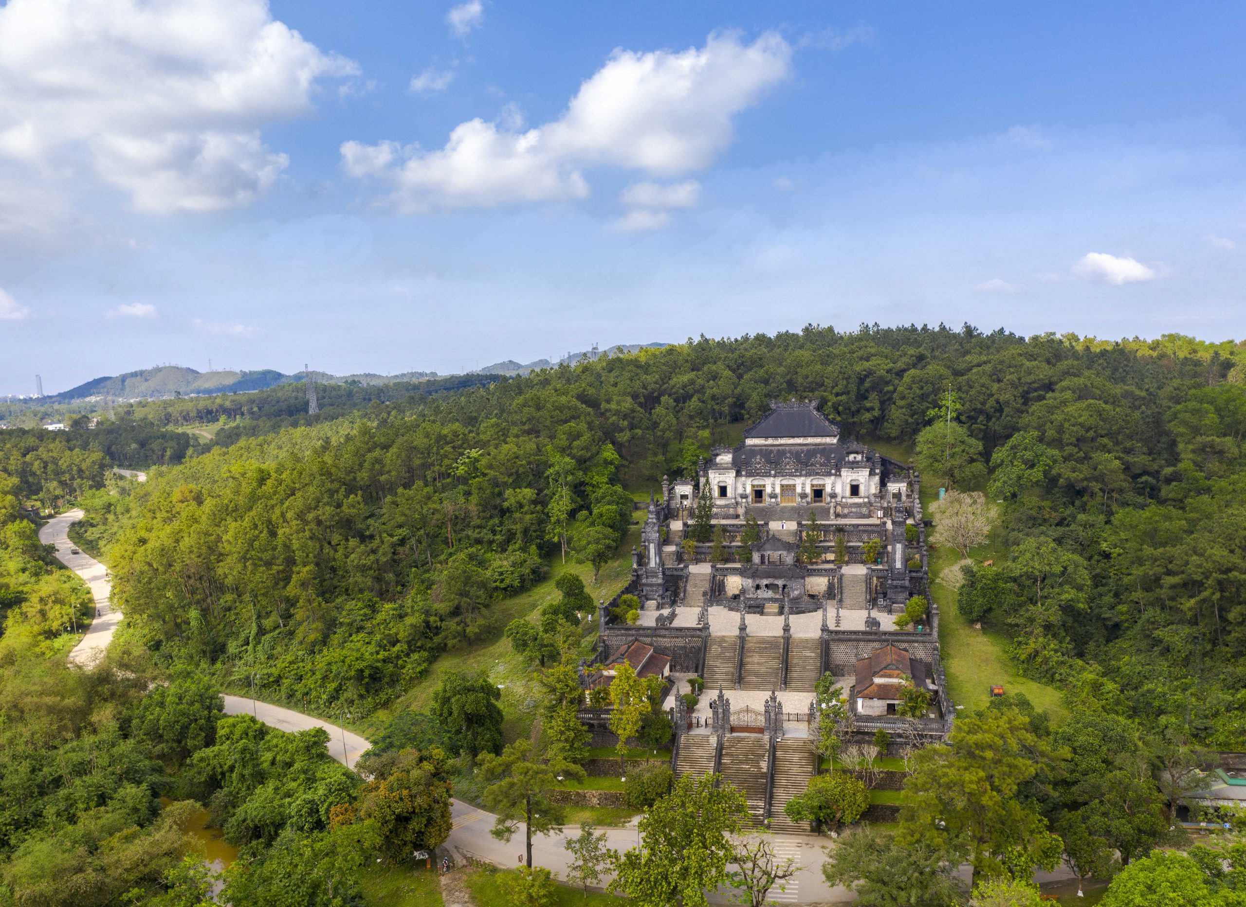 66.Quần thể các lăng vua nhà Nguyễn – Nguyễn Trung Thành