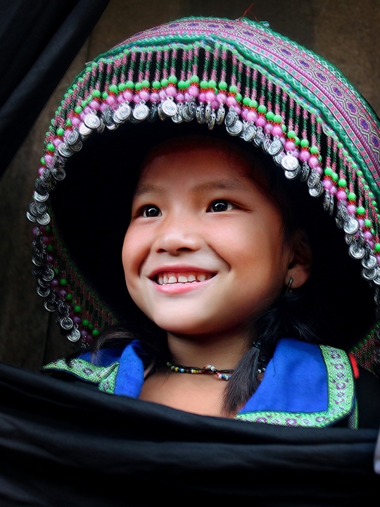 158. Em bé Mông và tấm vải chàm – Vũ Mạnh Cường