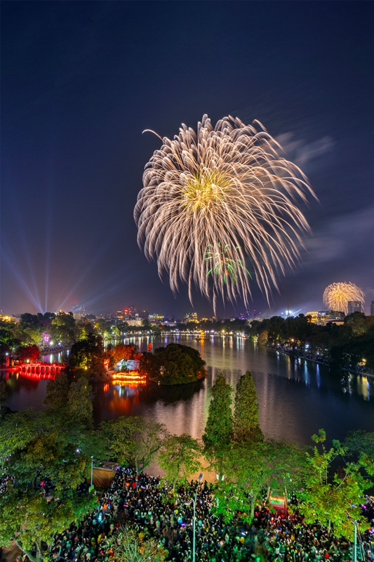 169. Pháo hoa Hồ Gươm – Lê Việt Khánh