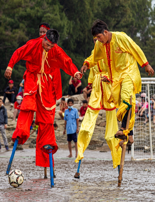 433. Độc đáo bóng đá cà kheo Cần Giờ – Lê Hoàng Mến