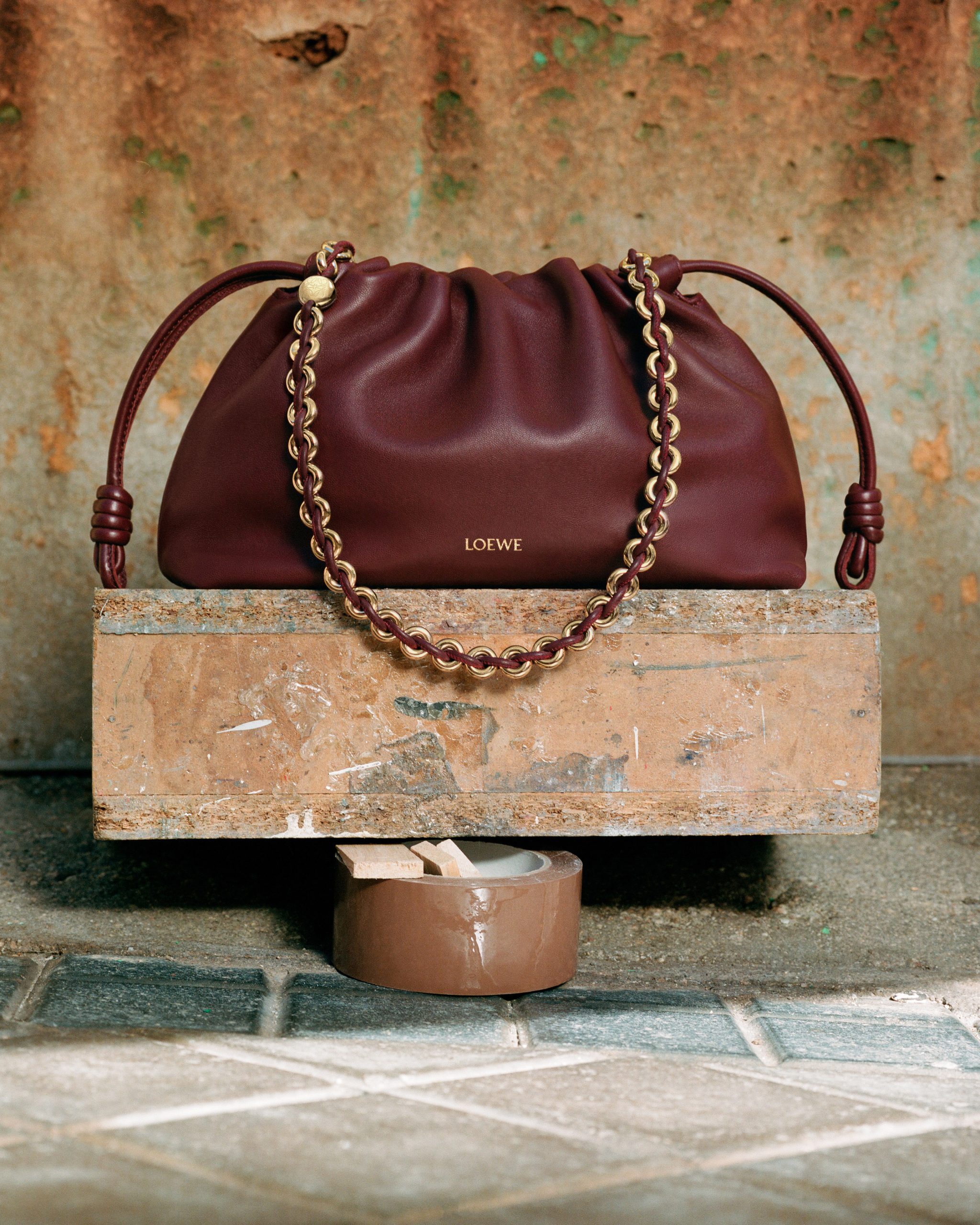 LOEWE_SS24_FLAMENCO_PURSE_ELEVATED_RGB_CROPPED_4X5_10