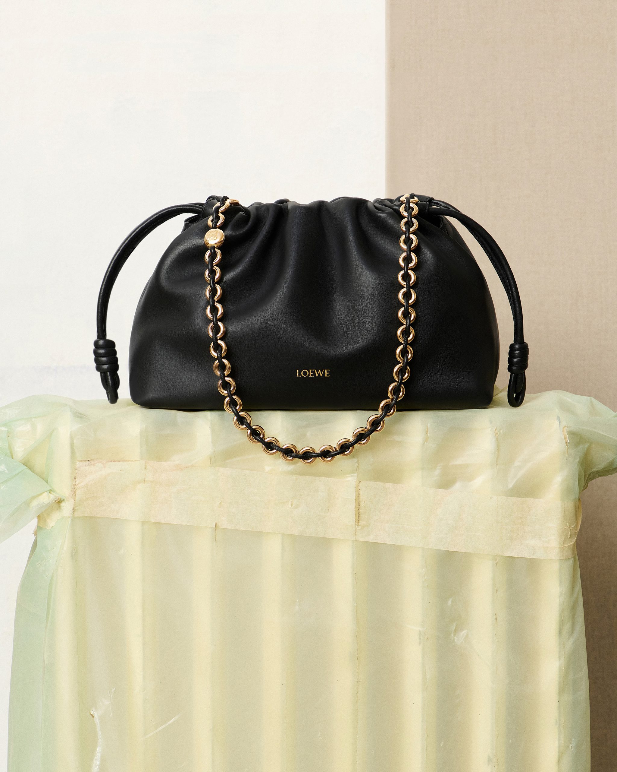 LOEWE_SS24_FLAMENCO_PURSE_ELEVATED_RGB_CROPPED_4X5_13