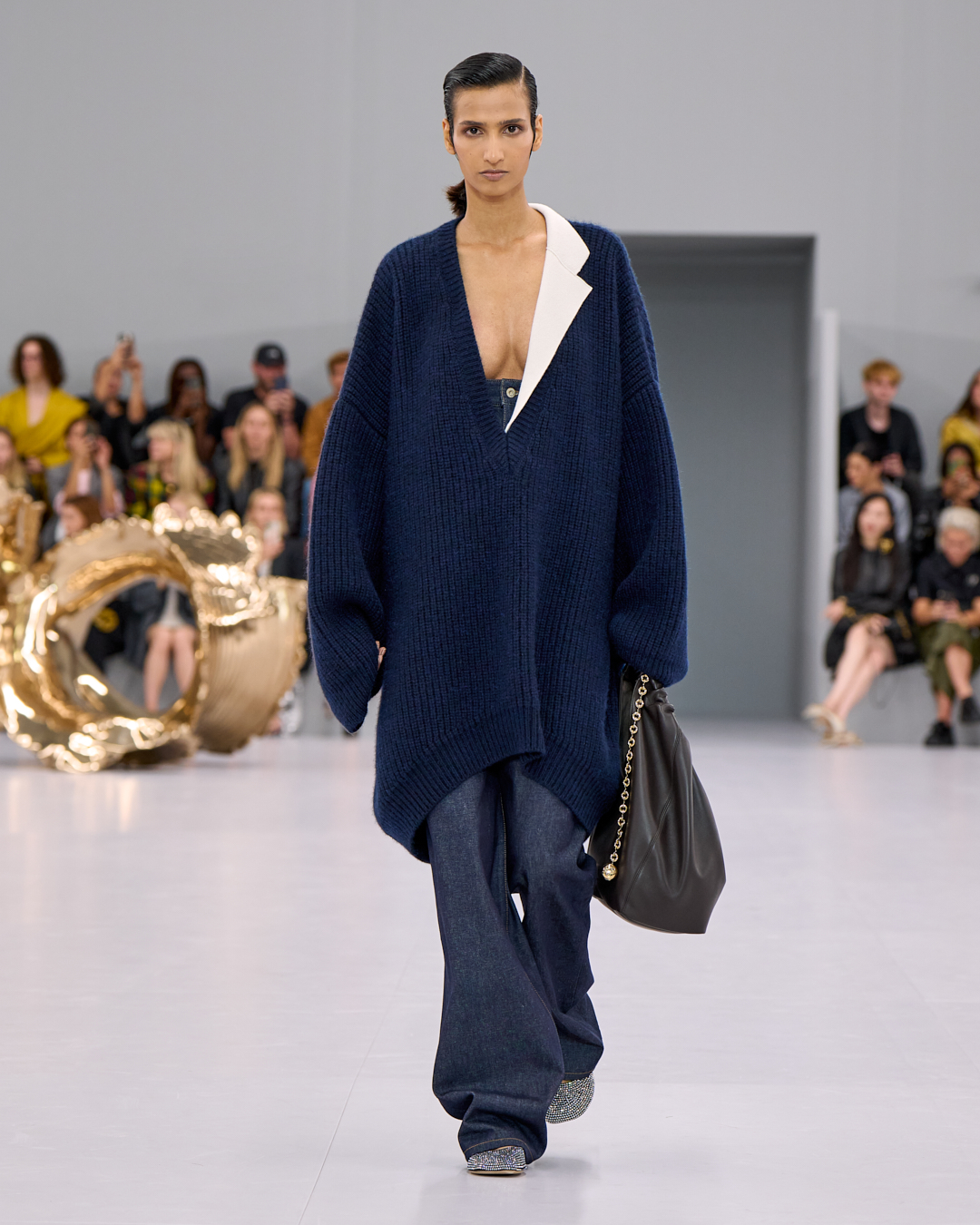 LOEWE_SS24_MW_SHOW_RUNWAY_LOOK_11_FRONT_RGB_CROPPED_4X5_11