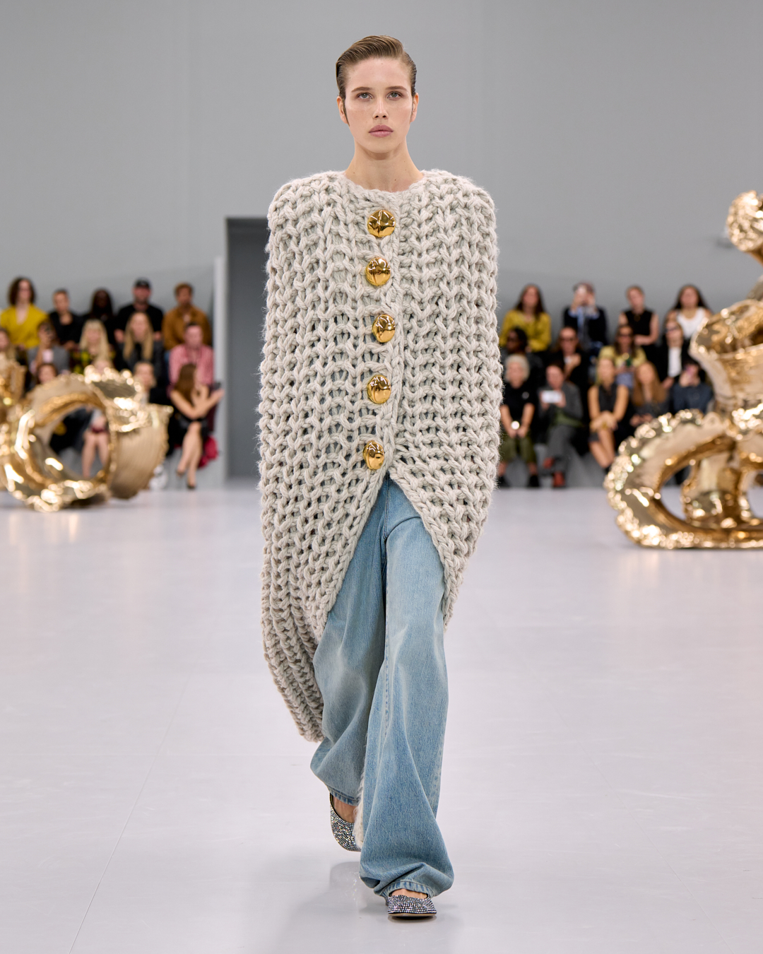 LOEWE_SS24_MW_SHOW_RUNWAY_LOOK_1_FRONT_RGB_CROPPED_4X5_01