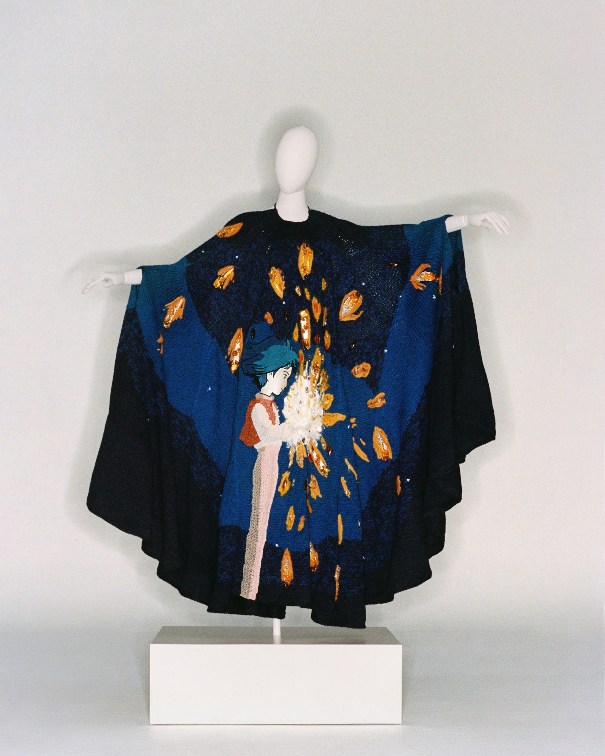 LOEWE_2024_SHANGHAI_EXHIBITION_HERO_PIECES_RGB_CROPPED_4X5_017