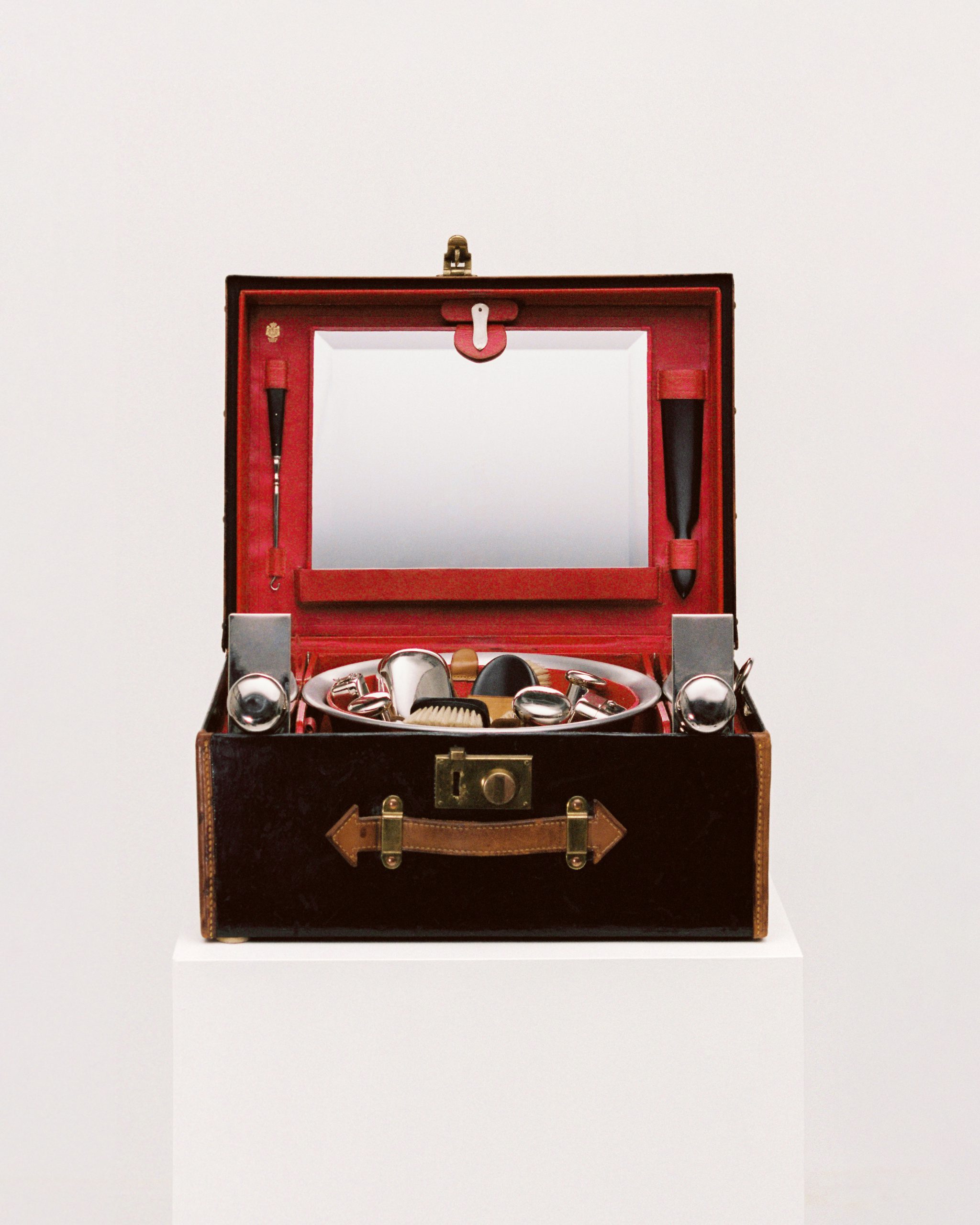 LOEWE_2024_SHANGHAI_EXHIBITION_HERO_PIECES_RGB_CROPPED_4X5_026