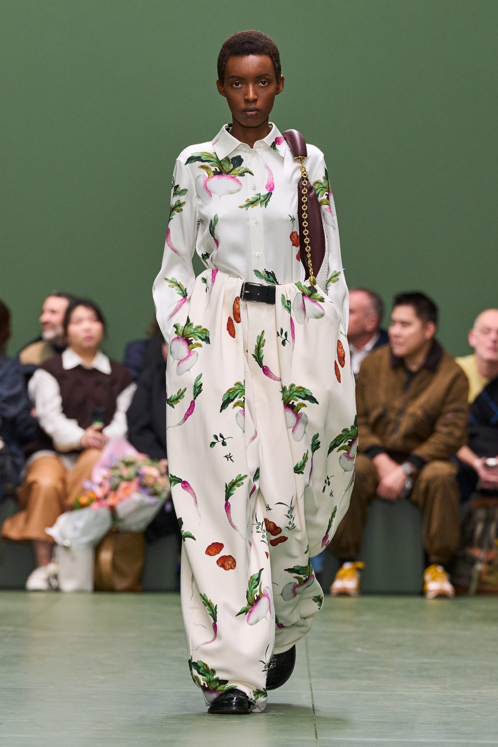 LOEWE_FW24_WW_SHOW_RUNWAY_LOOK_14_FRONT_RGB_CROPPED_2X3