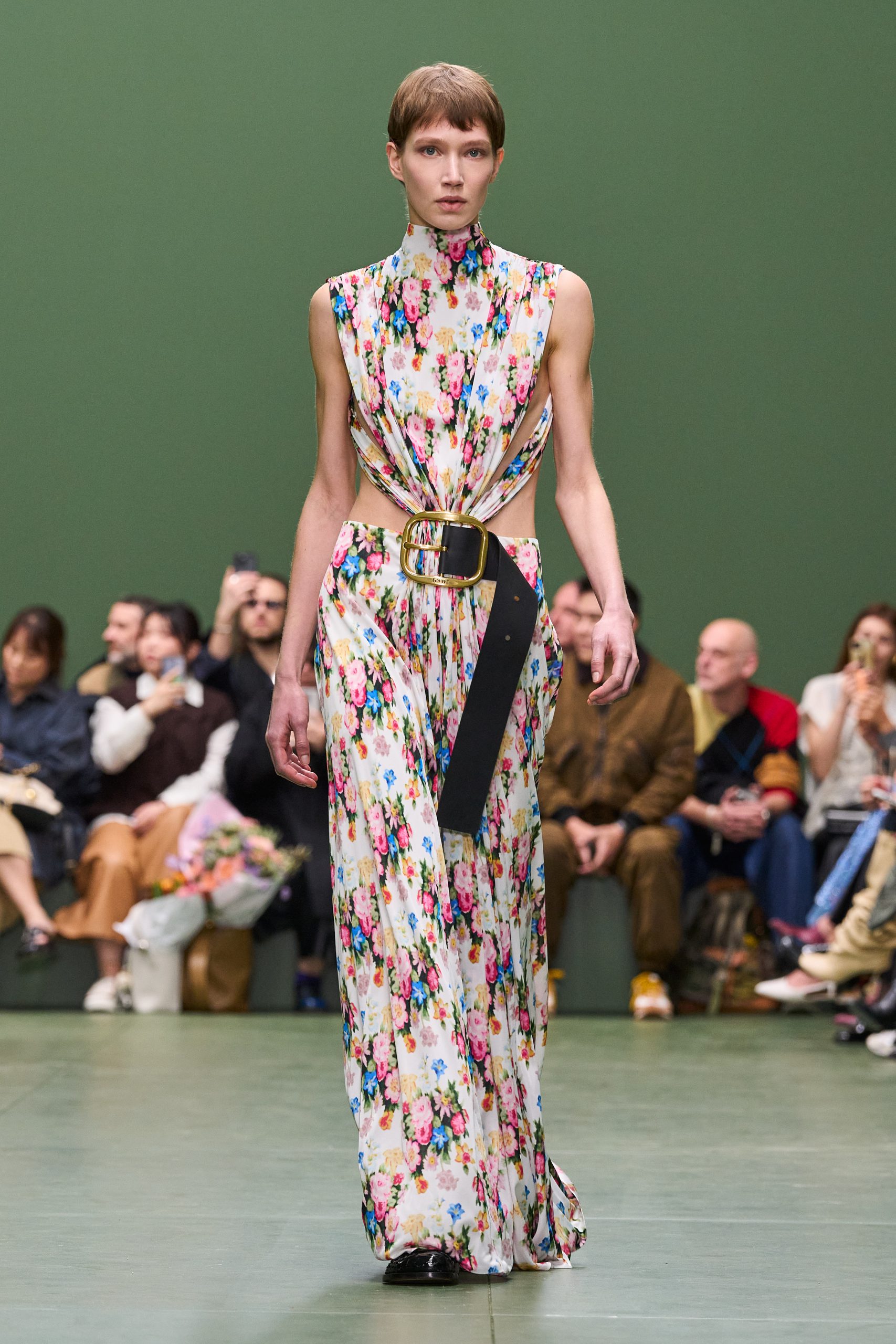 LOEWE_FW24_WW_SHOW_RUNWAY_LOOK_1_FRONT_RGB_CROPPED_2X3