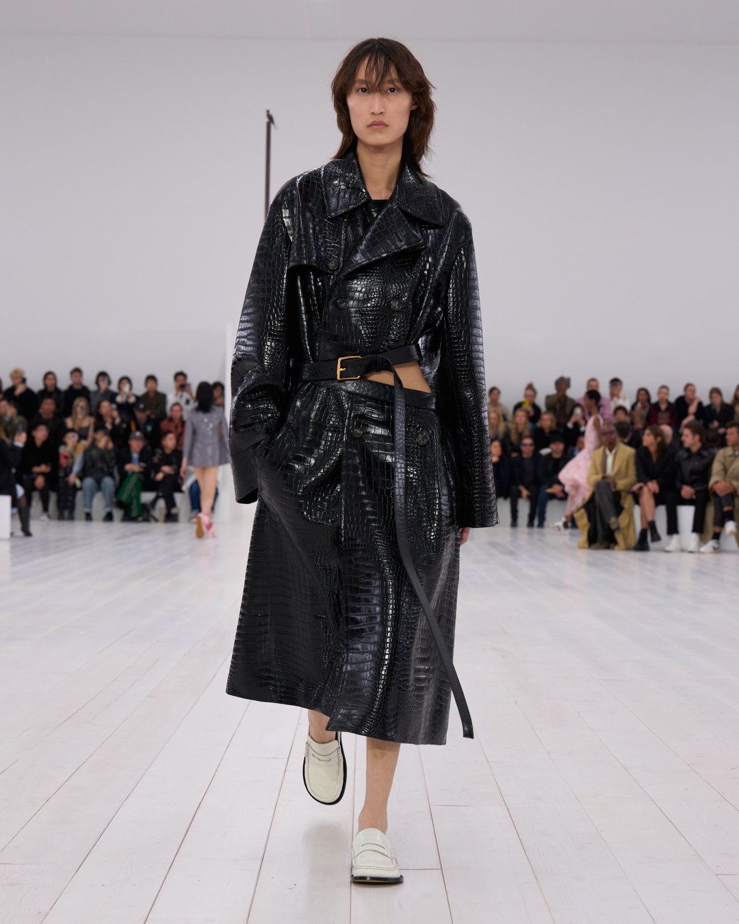 LOEWE_SS25_WW_SHOW_RUNWAY_LOOK_12_FRONT_RGB_CROPPED_4x5_12