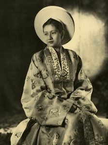 Thêu hoa trên lụa