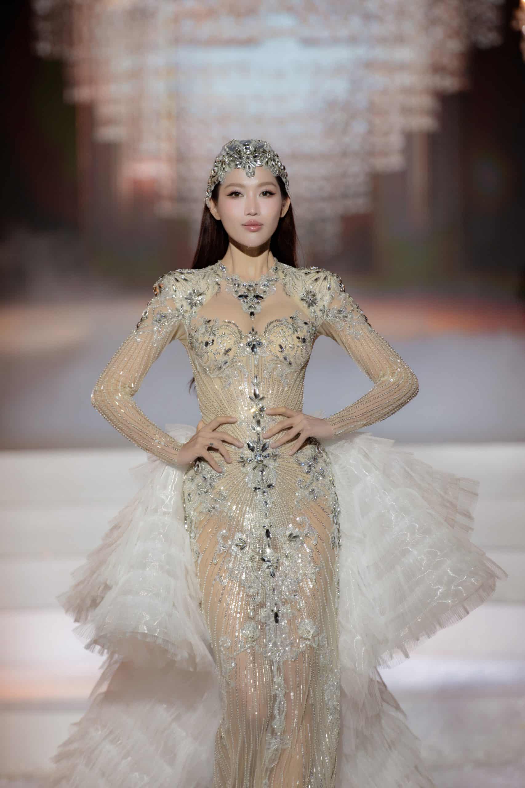 Vietnam Couture Fashion Week mở màn với BST váy cưới của NTK Chung Thanh Phong