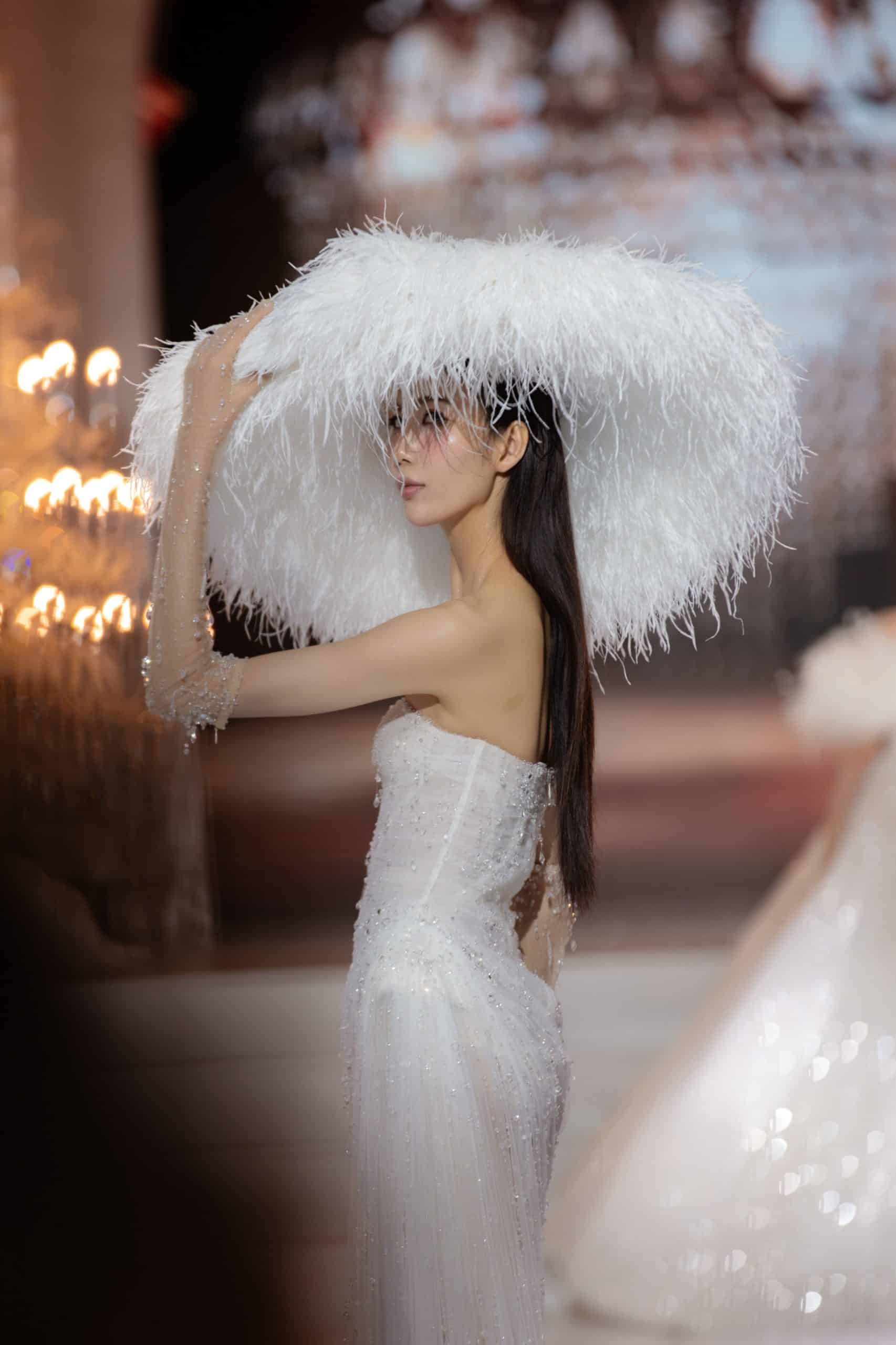 Vietnam Couture Fashion Week mở màn với BST váy cưới của NTK Chung Thanh Phong