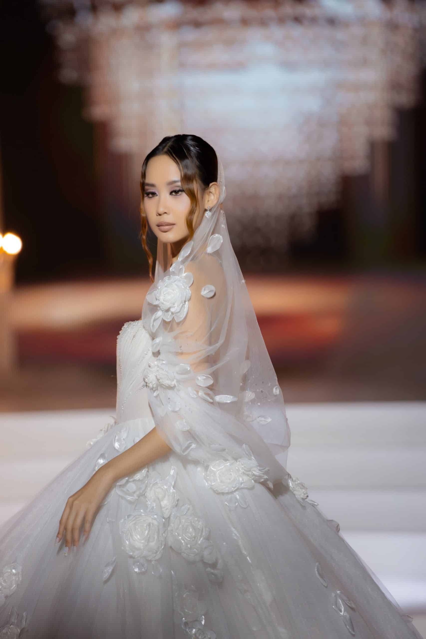 Vietnam Couture Fashion Week mở màn với BST váy cưới của NTK Chung Thanh Phong