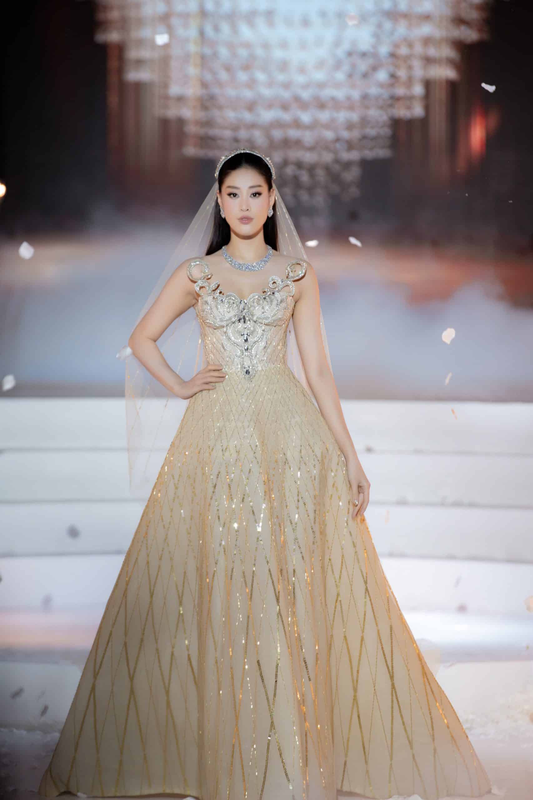 Vietnam Couture Fashion Week mở màn với BST váy cưới của NTK Chung Thanh Phong