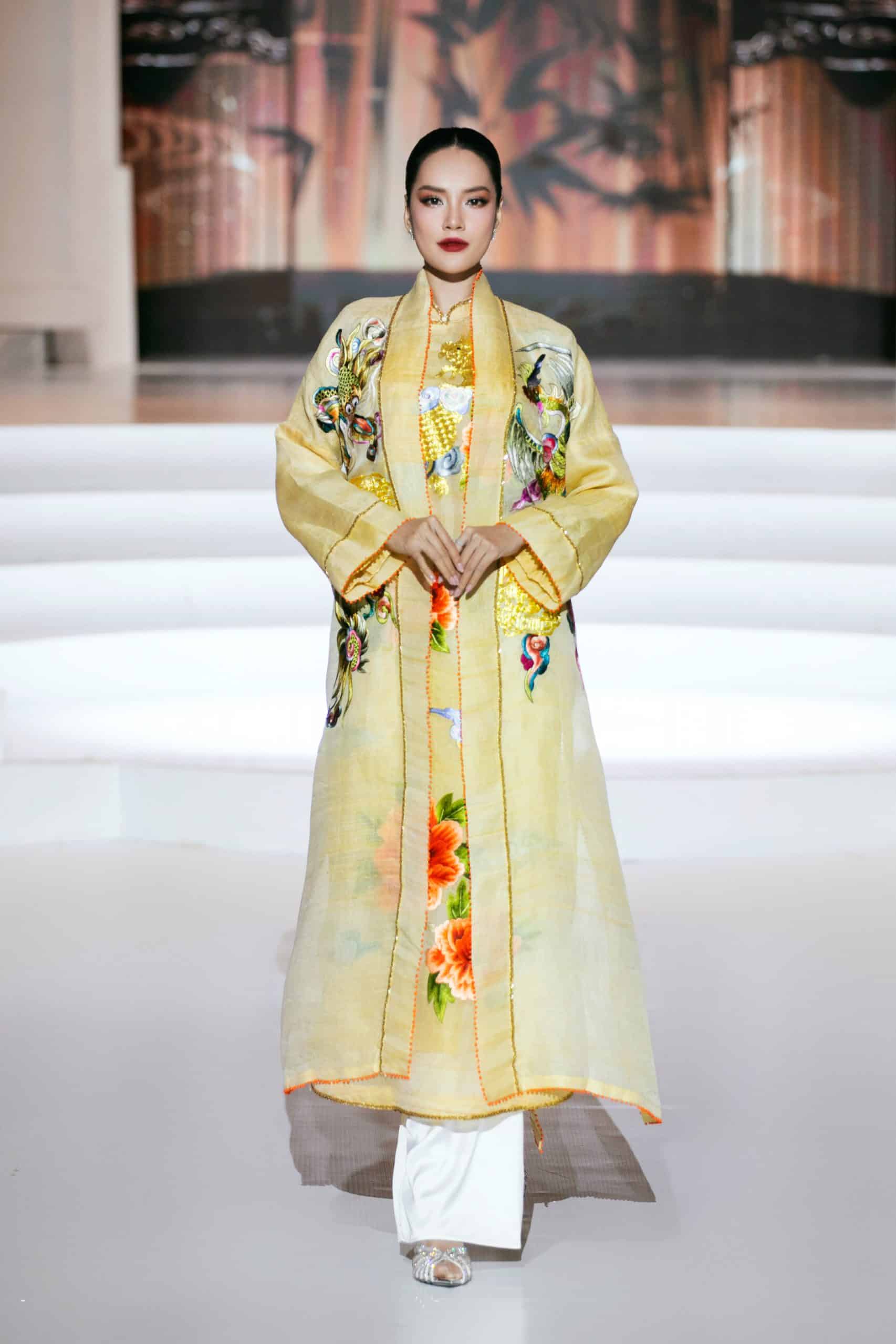 ”Sắc Phong” – Khi tà áo dài kể lại chuyện cổ vật