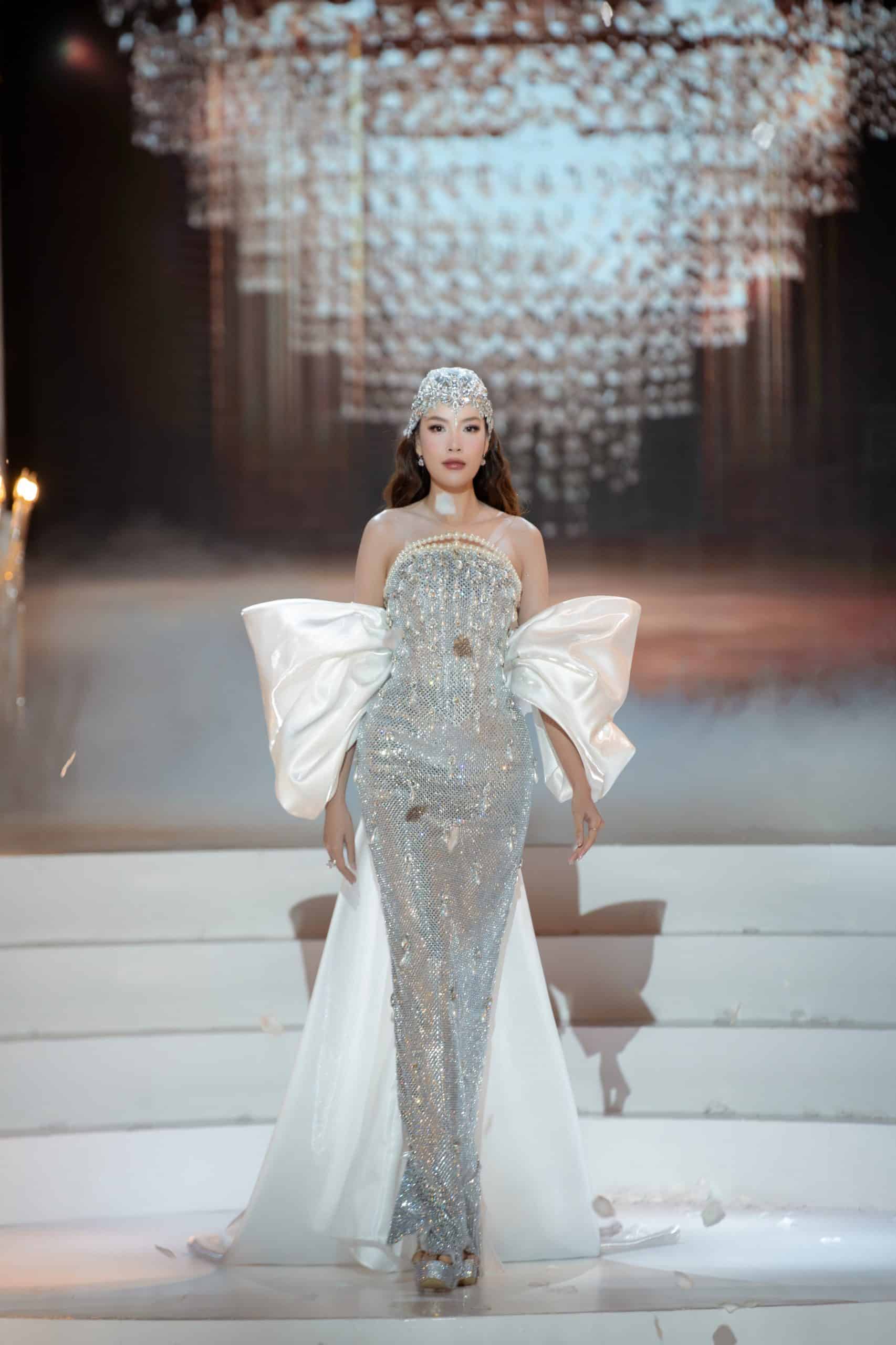 Vietnam Couture Fashion Week mở màn với BST váy cưới của NTK Chung Thanh Phong