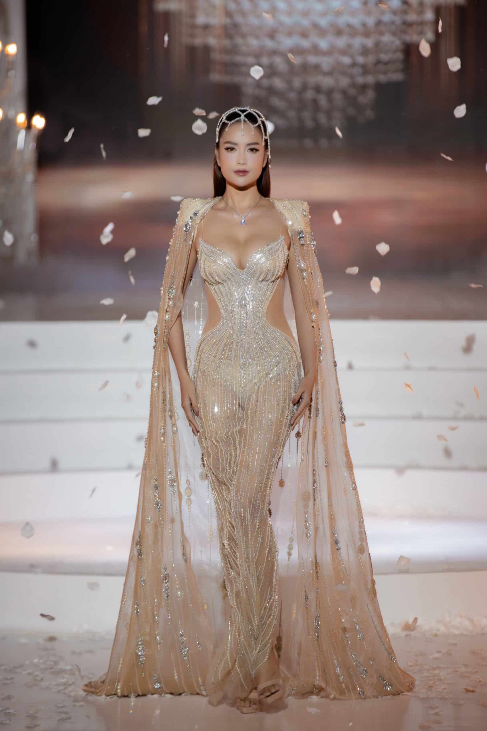 Vietnam Couture Fashion Week mở màn với BST váy cưới của NTK Chung Thanh Phong