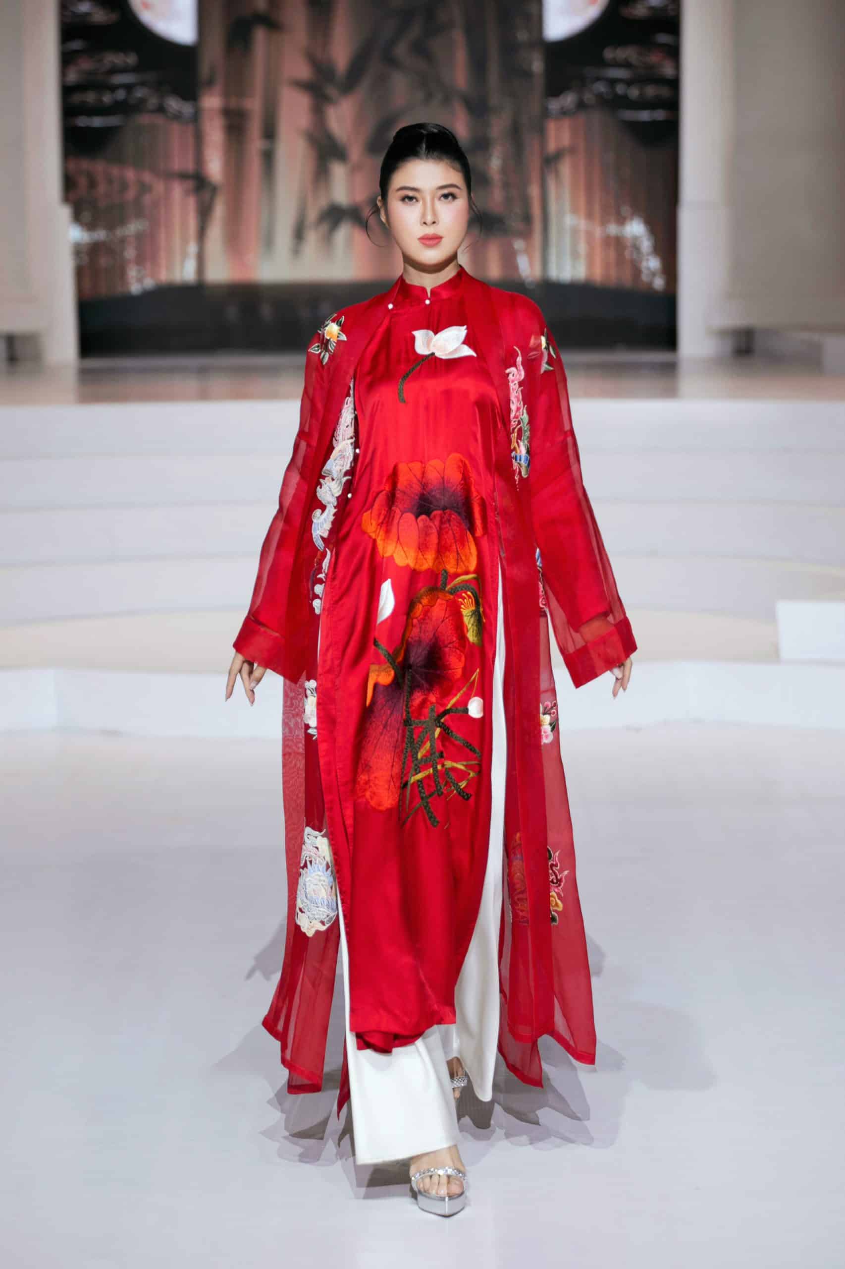 ”Sắc Phong” – Khi tà áo dài kể lại chuyện cổ vật