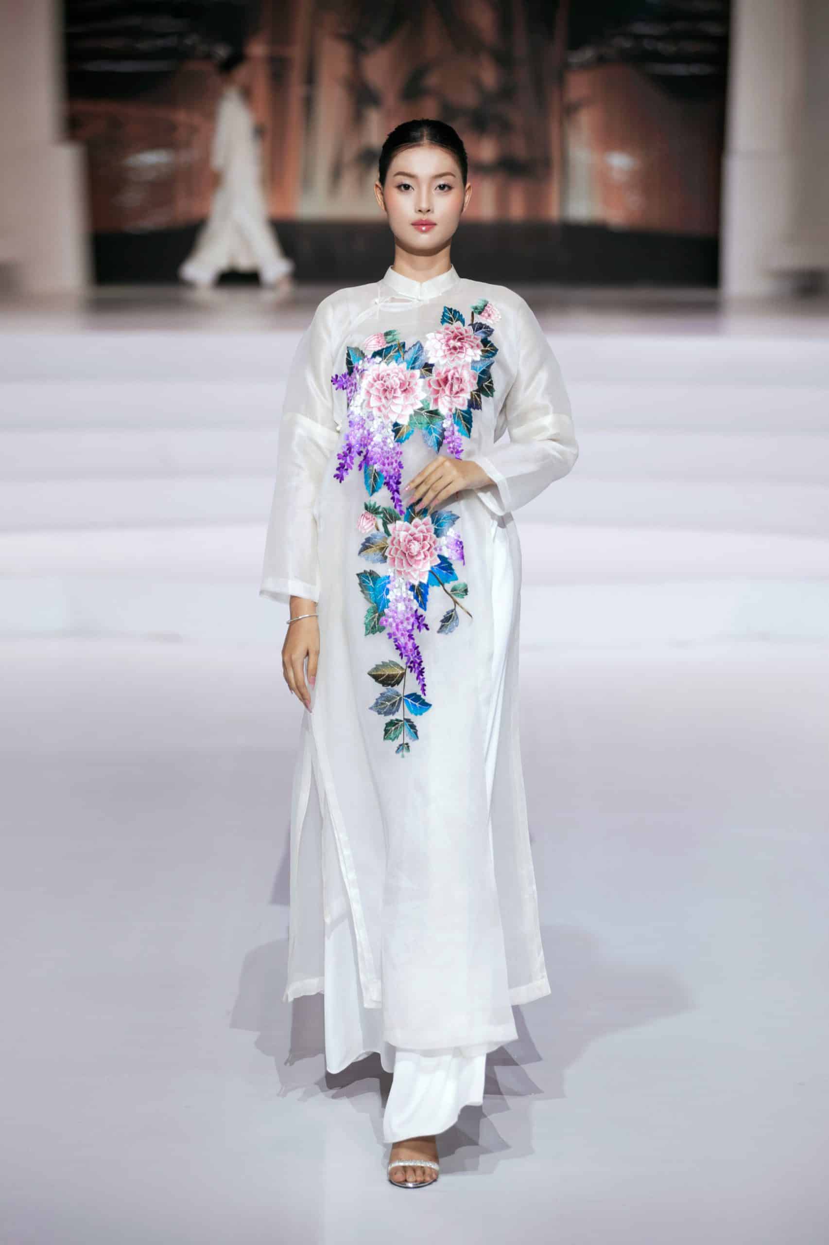 ”Sắc Phong” – Khi tà áo dài kể lại chuyện cổ vật