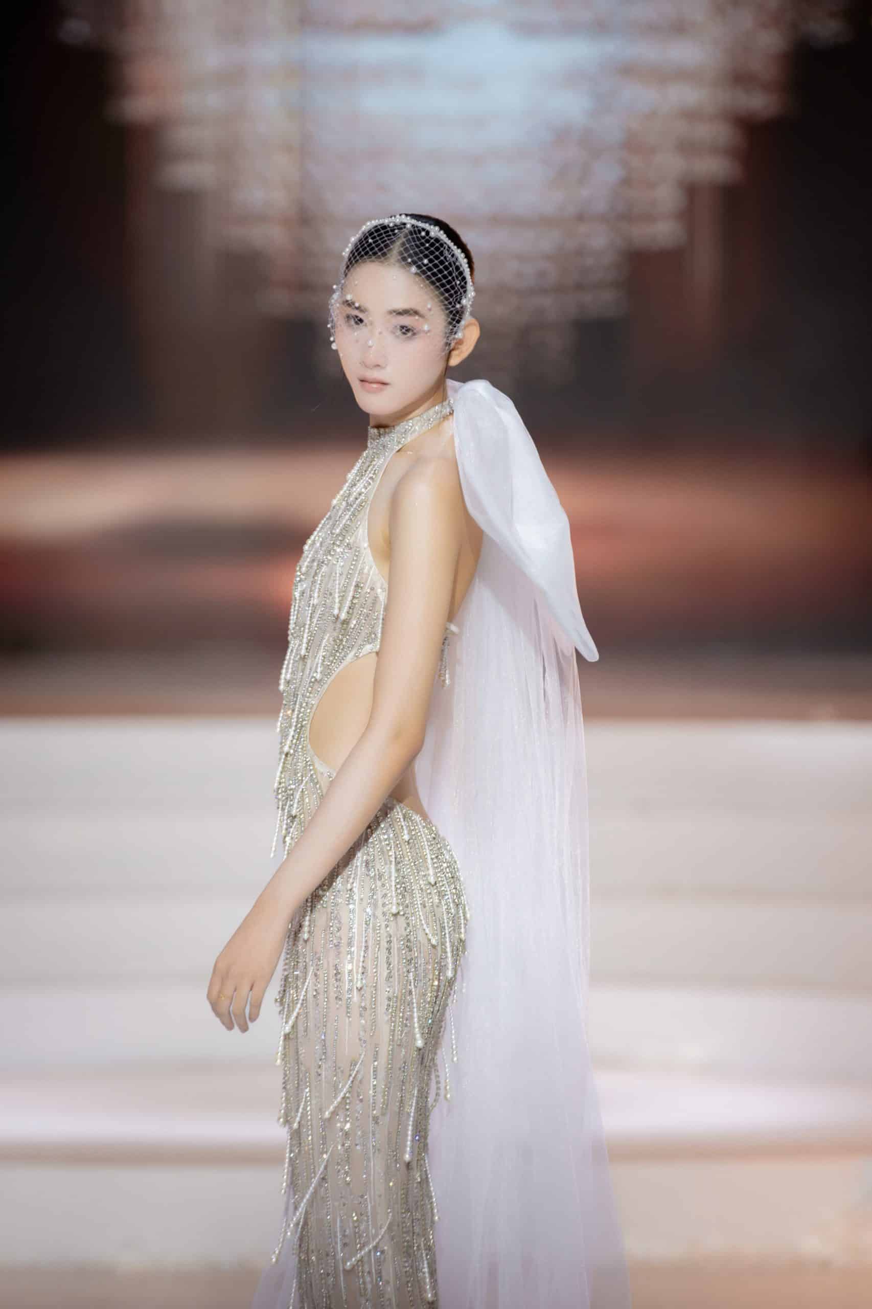 Vietnam Couture Fashion Week mở màn với BST váy cưới của NTK Chung Thanh Phong