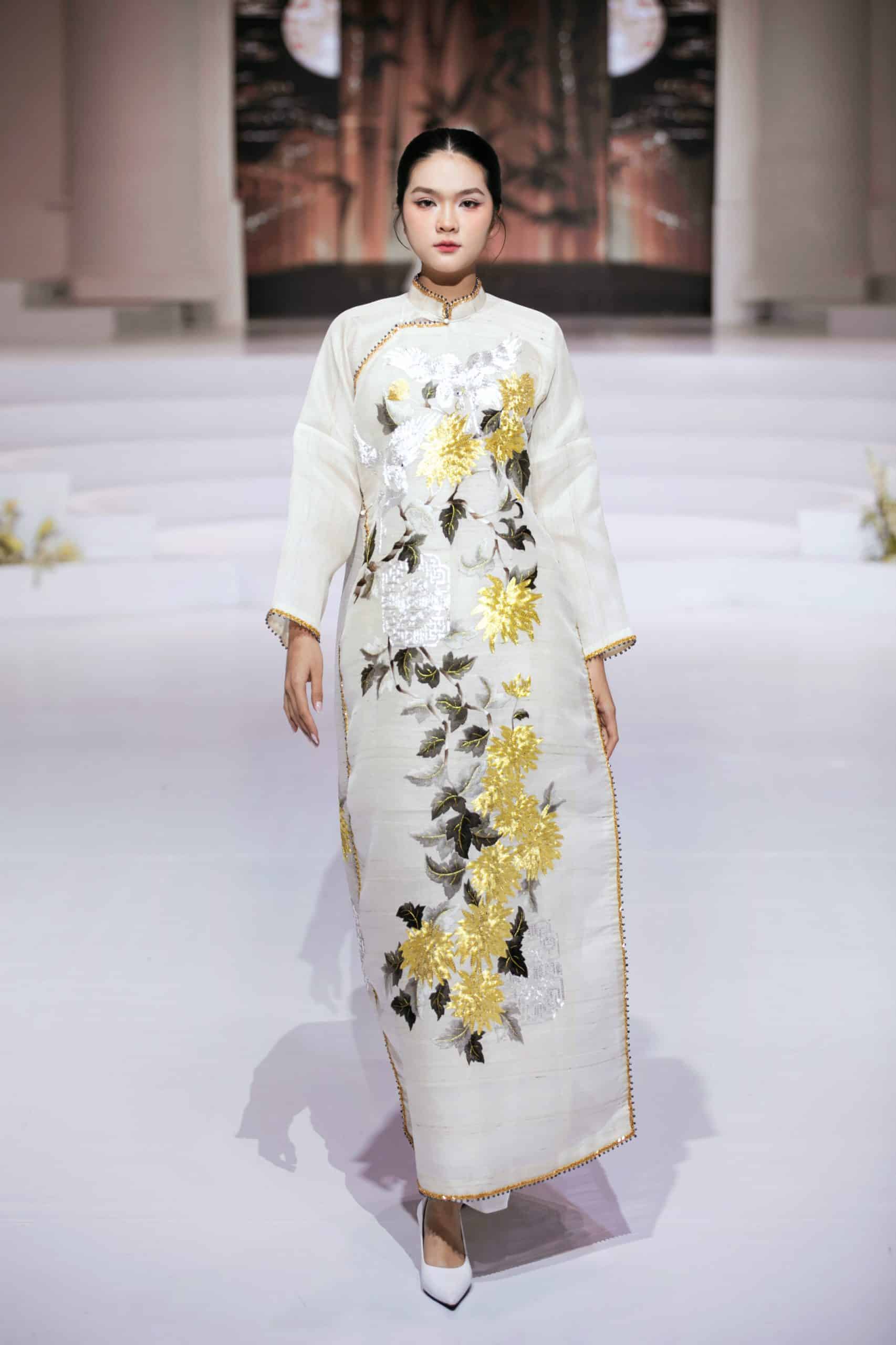 ”Sắc Phong” – Khi tà áo dài kể lại chuyện cổ vật