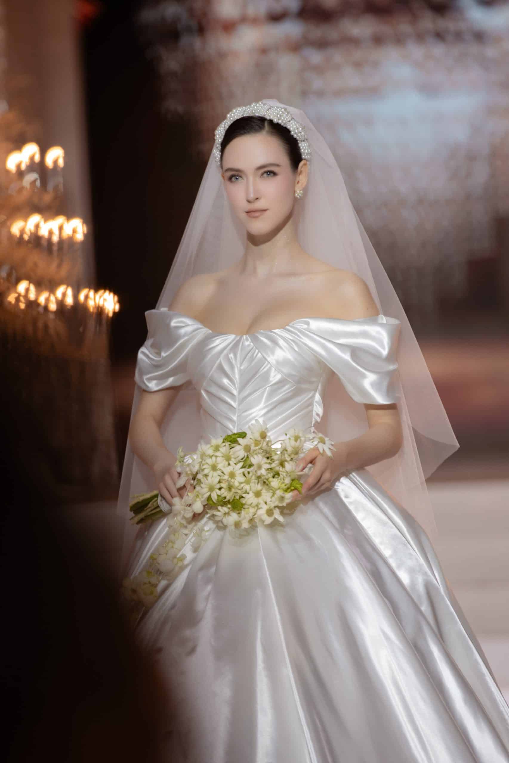 Vietnam Couture Fashion Week mở màn với BST váy cưới của NTK Chung Thanh Phong