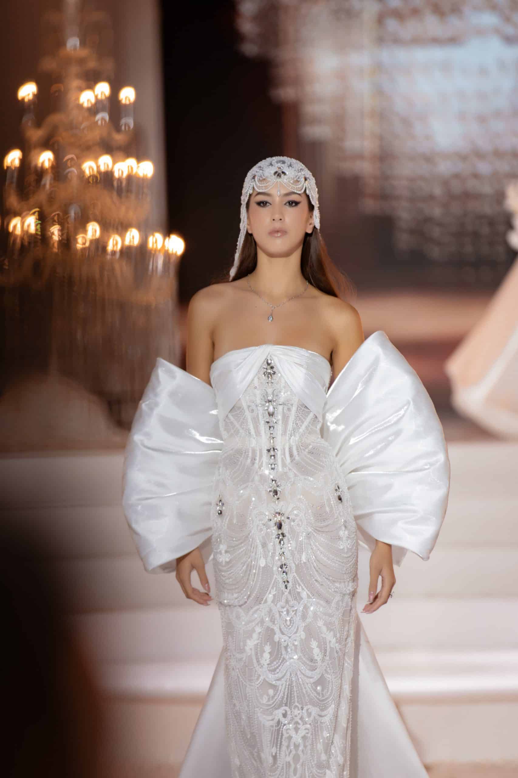 Vietnam Couture Fashion Week mở màn với BST váy cưới của NTK Chung Thanh Phong