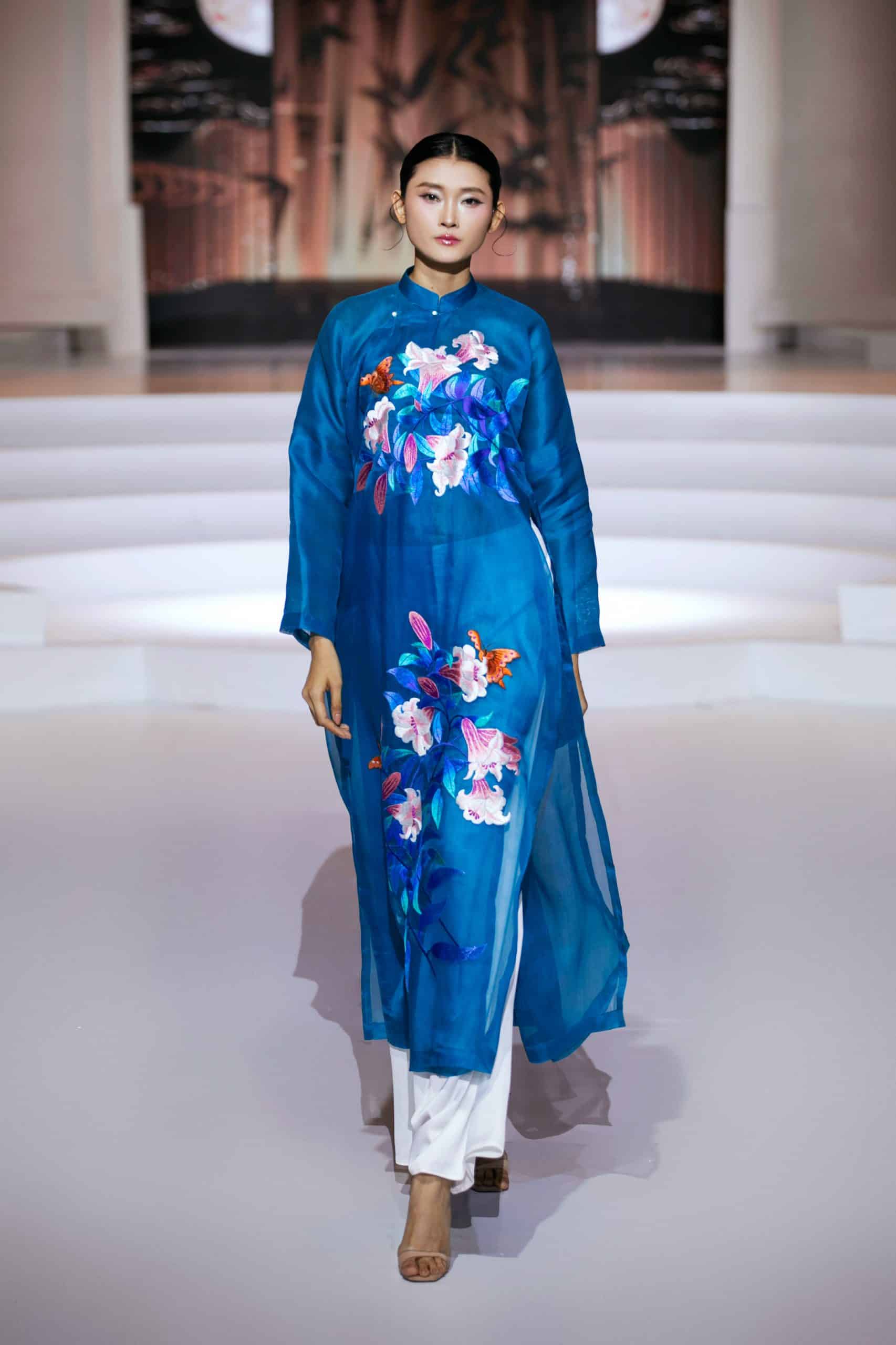 ”Sắc Phong” – Khi tà áo dài kể lại chuyện cổ vật