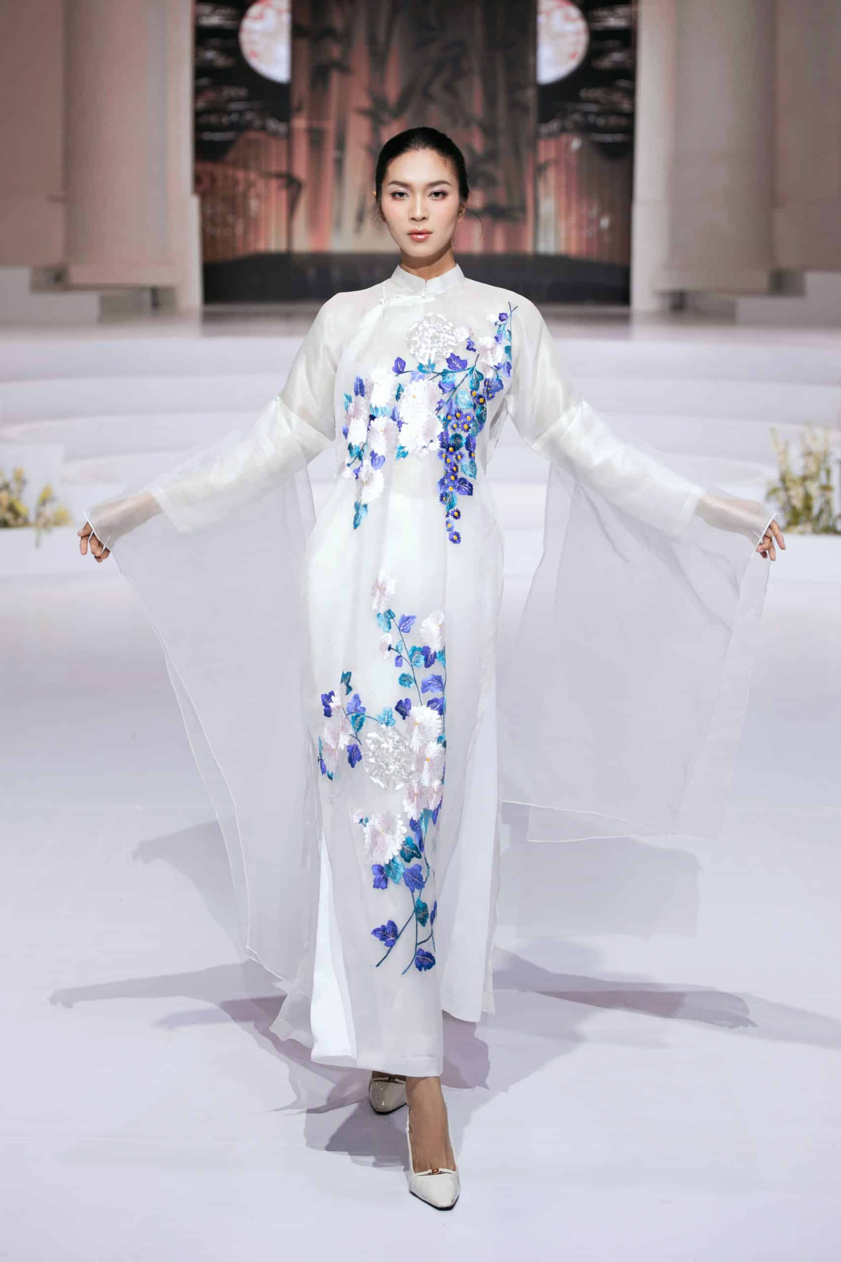 ”Sắc Phong” – Khi tà áo dài kể lại chuyện cổ vật