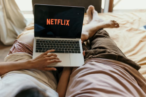 Mặt trái của “Binge-Watching”: Khiến bạn mất kết nối với thế giới thực