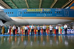 Vietnam Airlines và Báo Nhân Dân tri ân 100 năm báo chí cách mạng bằng  biểu tượng trên bầu trời